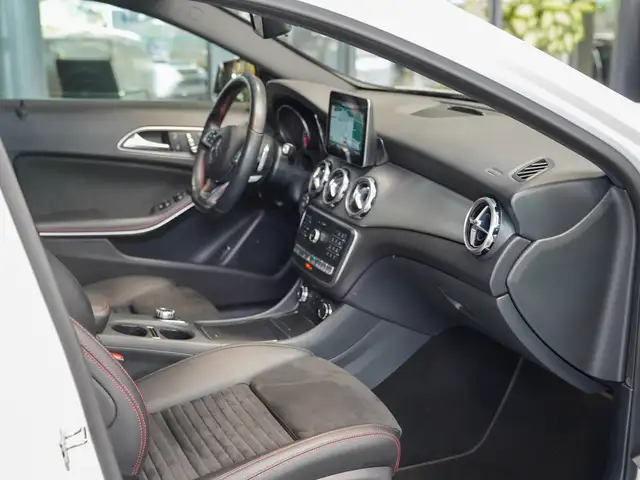 Mercedes-Benz GLA view 8