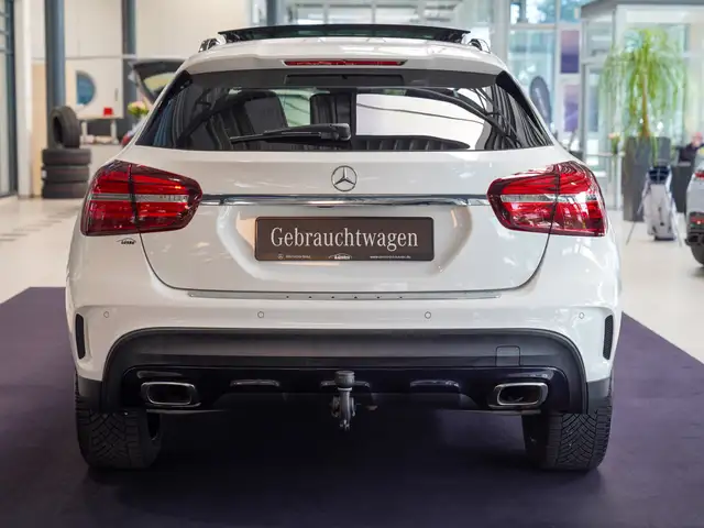 Mercedes-Benz GLA view 4
