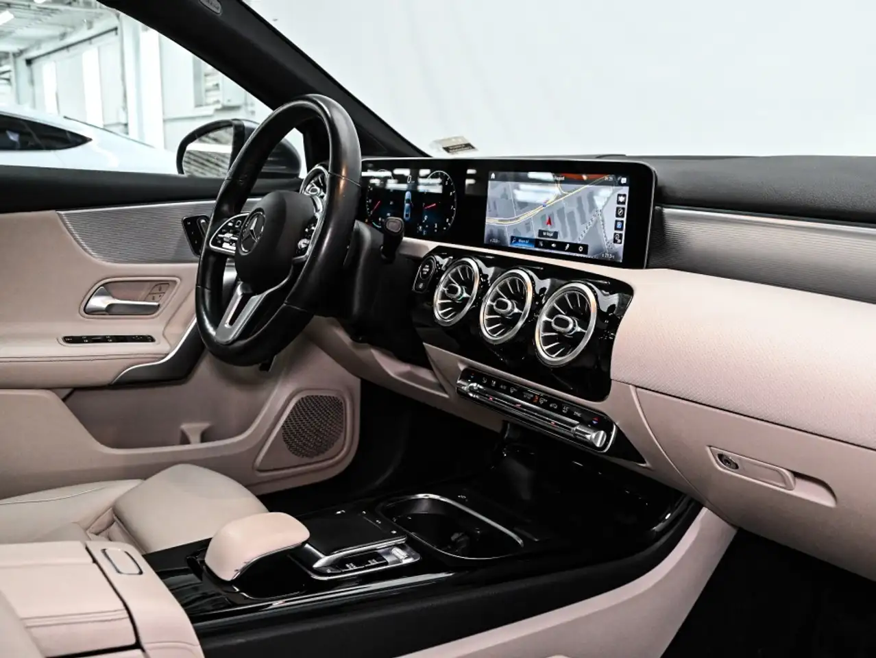 Mercedes-Benz A-Class снимка Mercedes-Benz A-Class