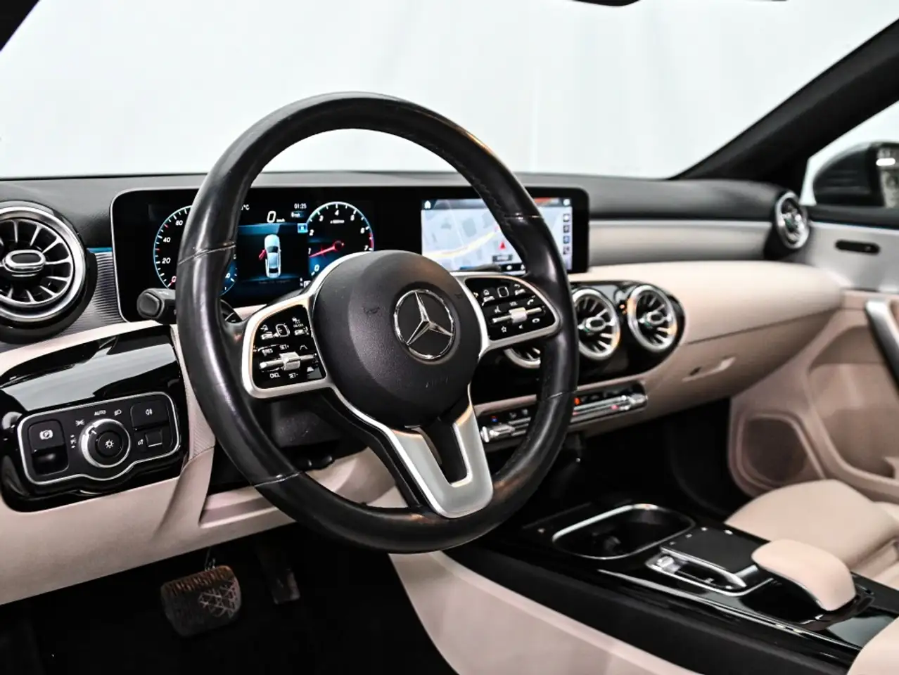 Mercedes-Benz A-Class снимка Mercedes-Benz A-Class