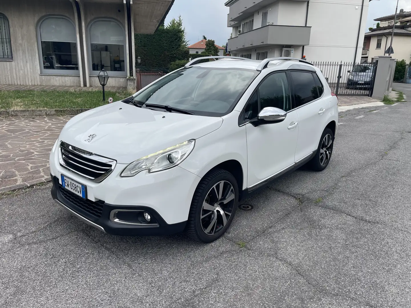 Peugeot 2008 1.6 e-hdi 8v Feline s&s 115cv - 1