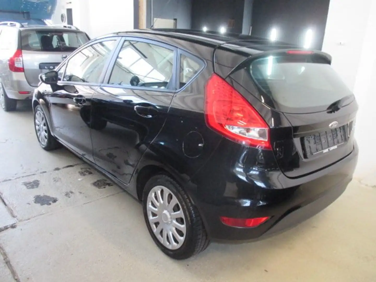 Ford Fiesta Trend! 5-türig! Klima! TÜV 05/2027! Zwart - 2