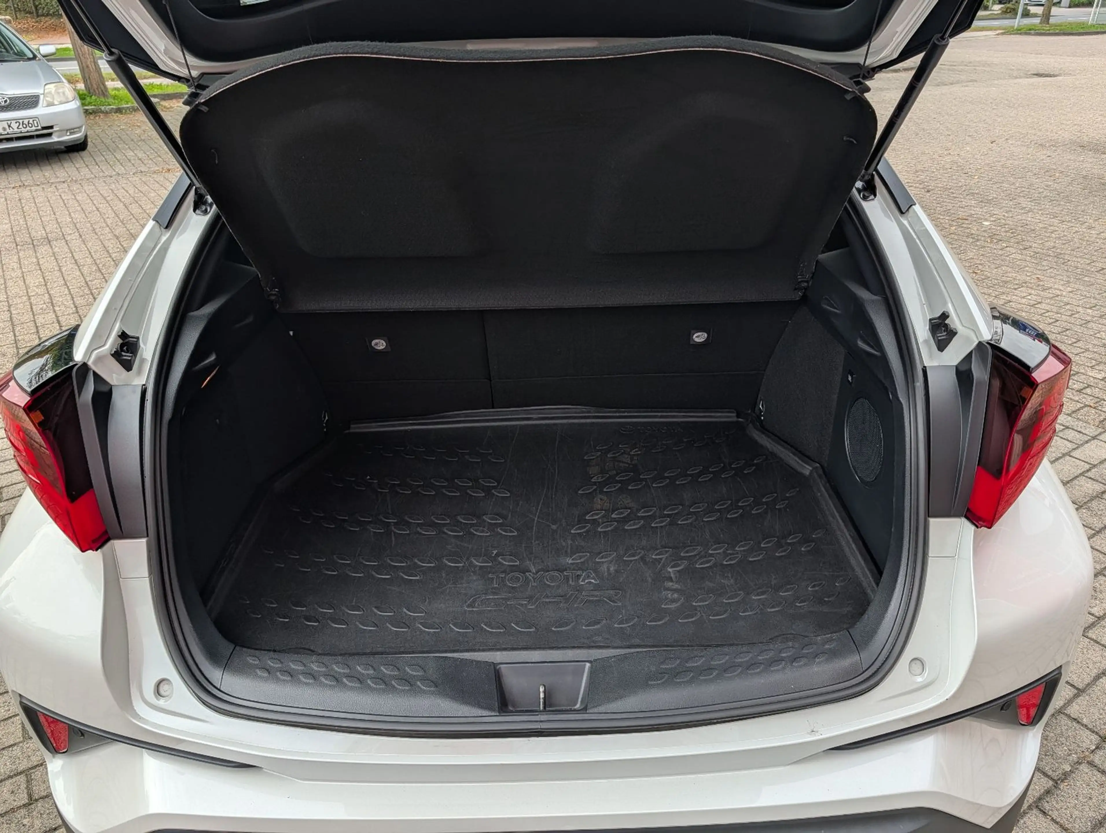 Toyota C-HR 2.0-l-VVTi Hybrid Style Selection *JBL* — photo 11