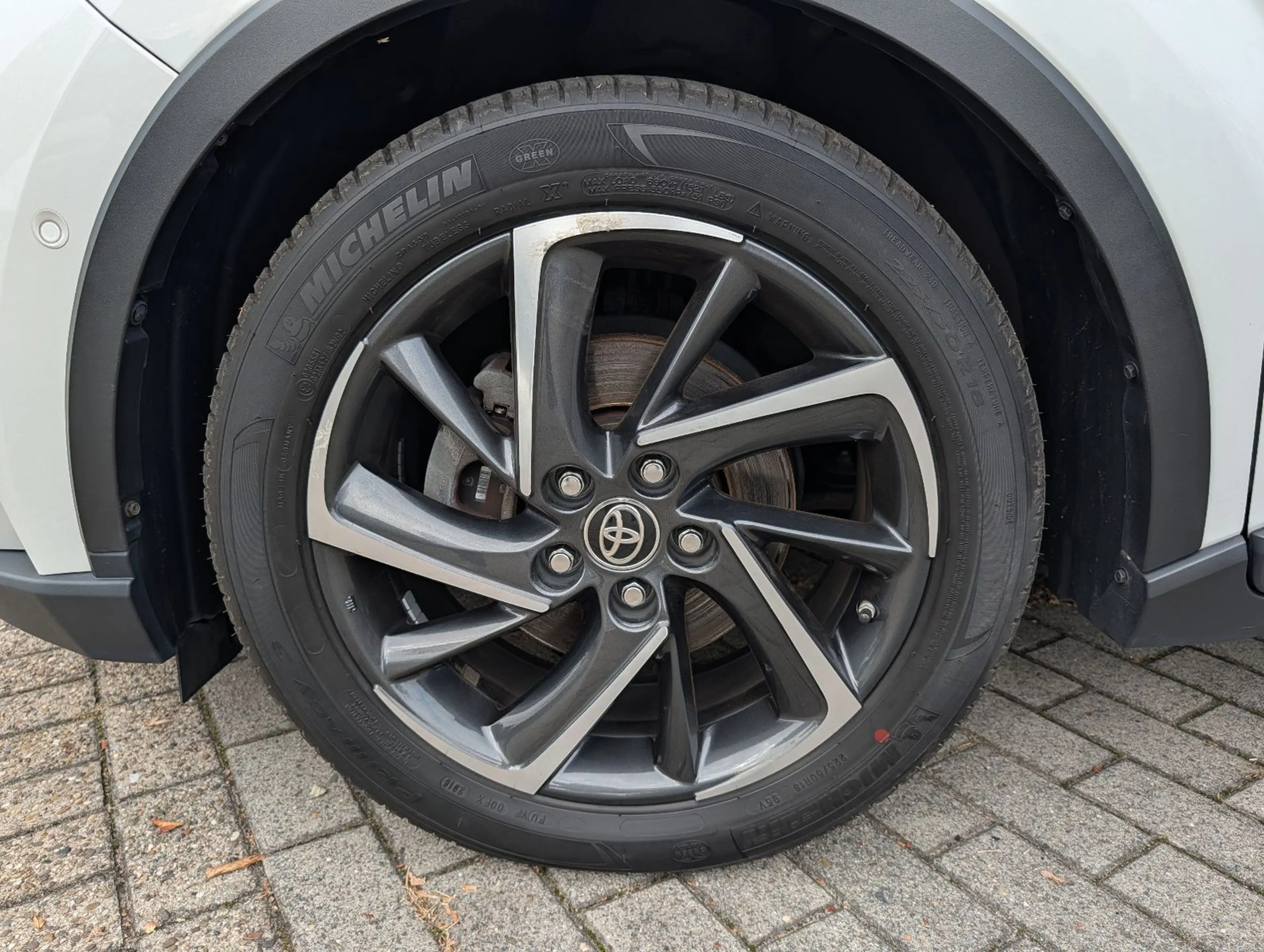 Toyota C-HR 2.0-l-VVTi Hybrid Style Selection *JBL* — photo 10