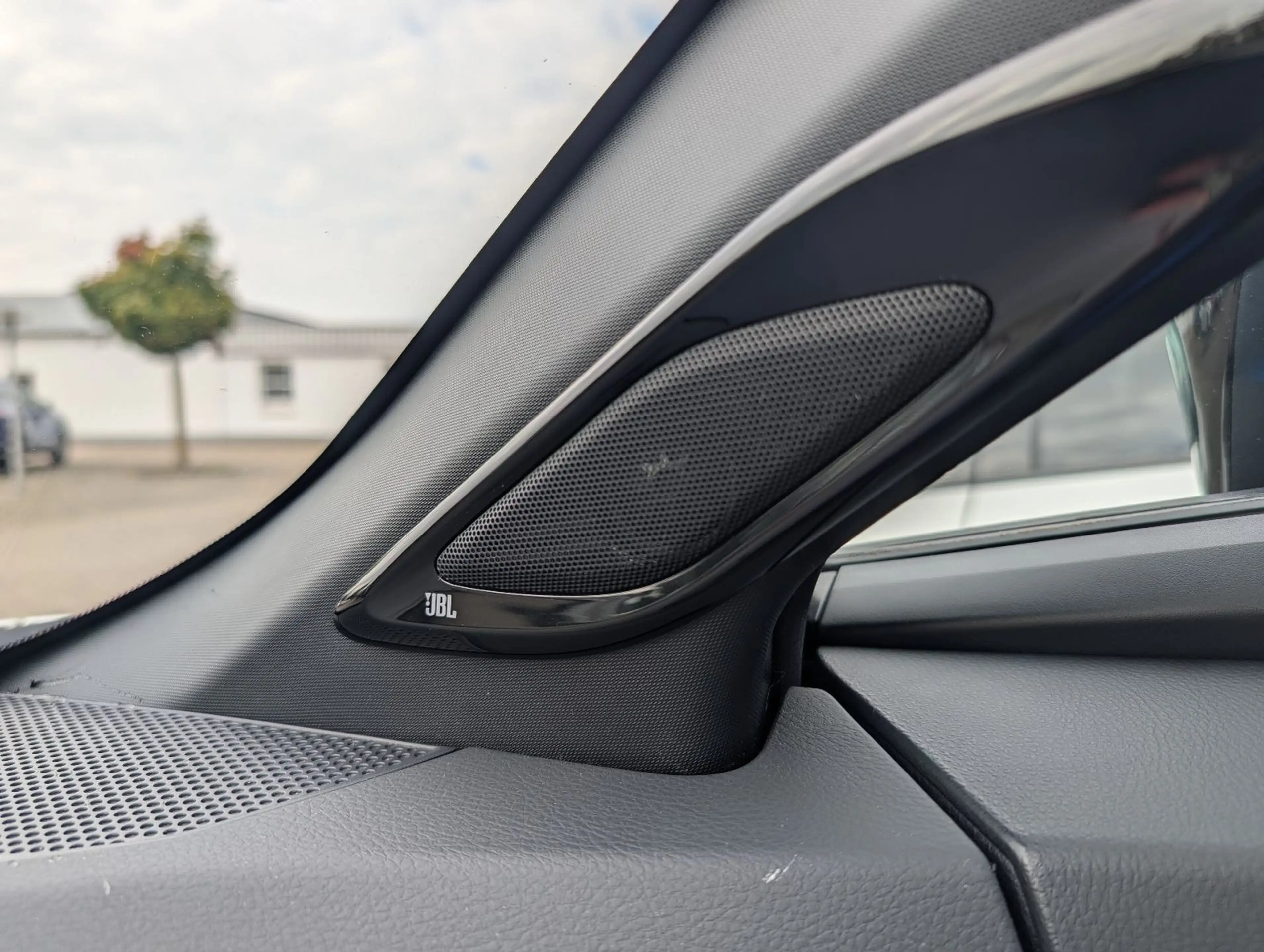 Toyota C-HR 2.0-l-VVTi Hybrid Style Selection *JBL* — photo 26