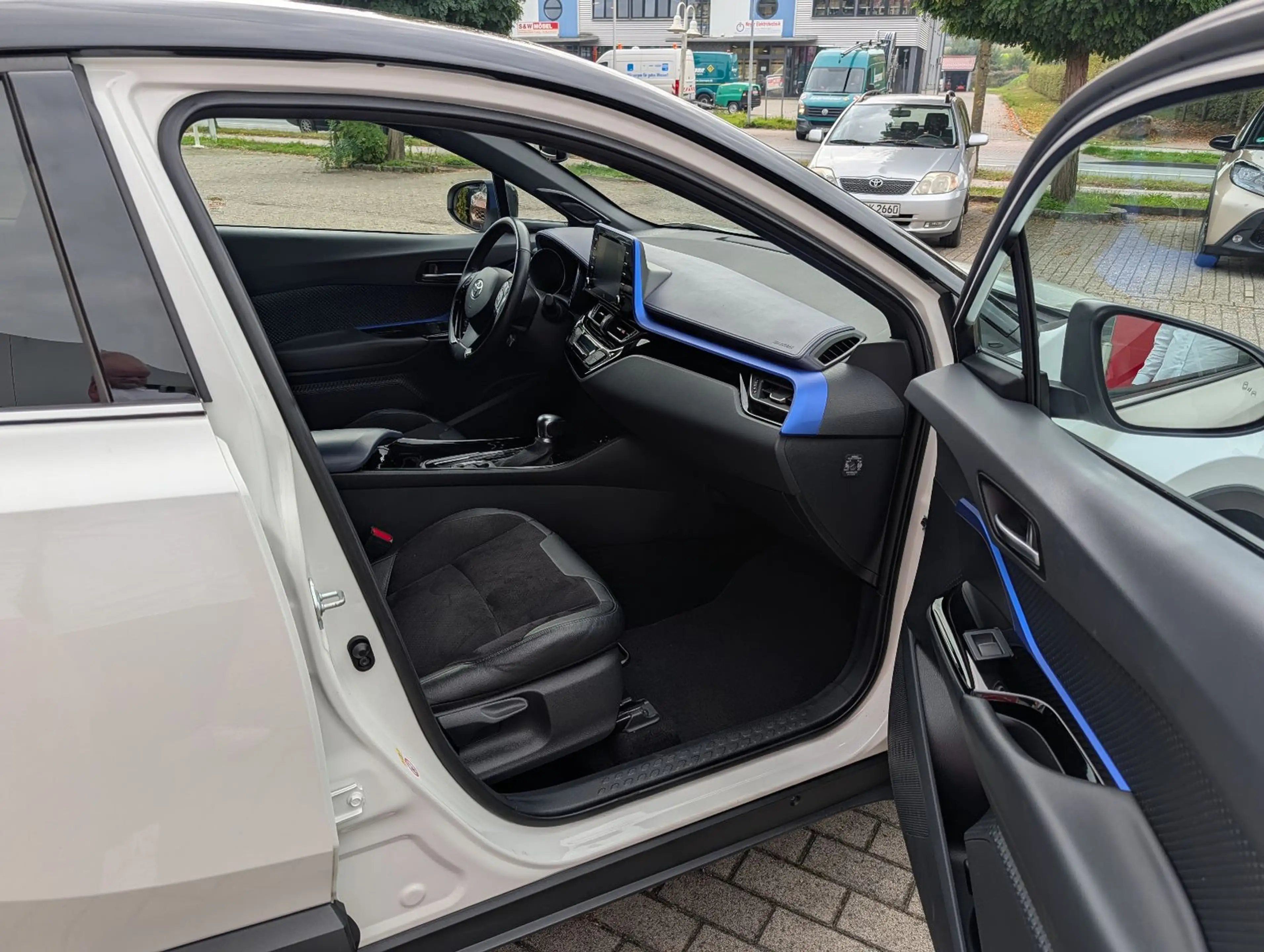 Toyota C-HR 2.0-l-VVTi Hybrid Style Selection *JBL* — photo 16