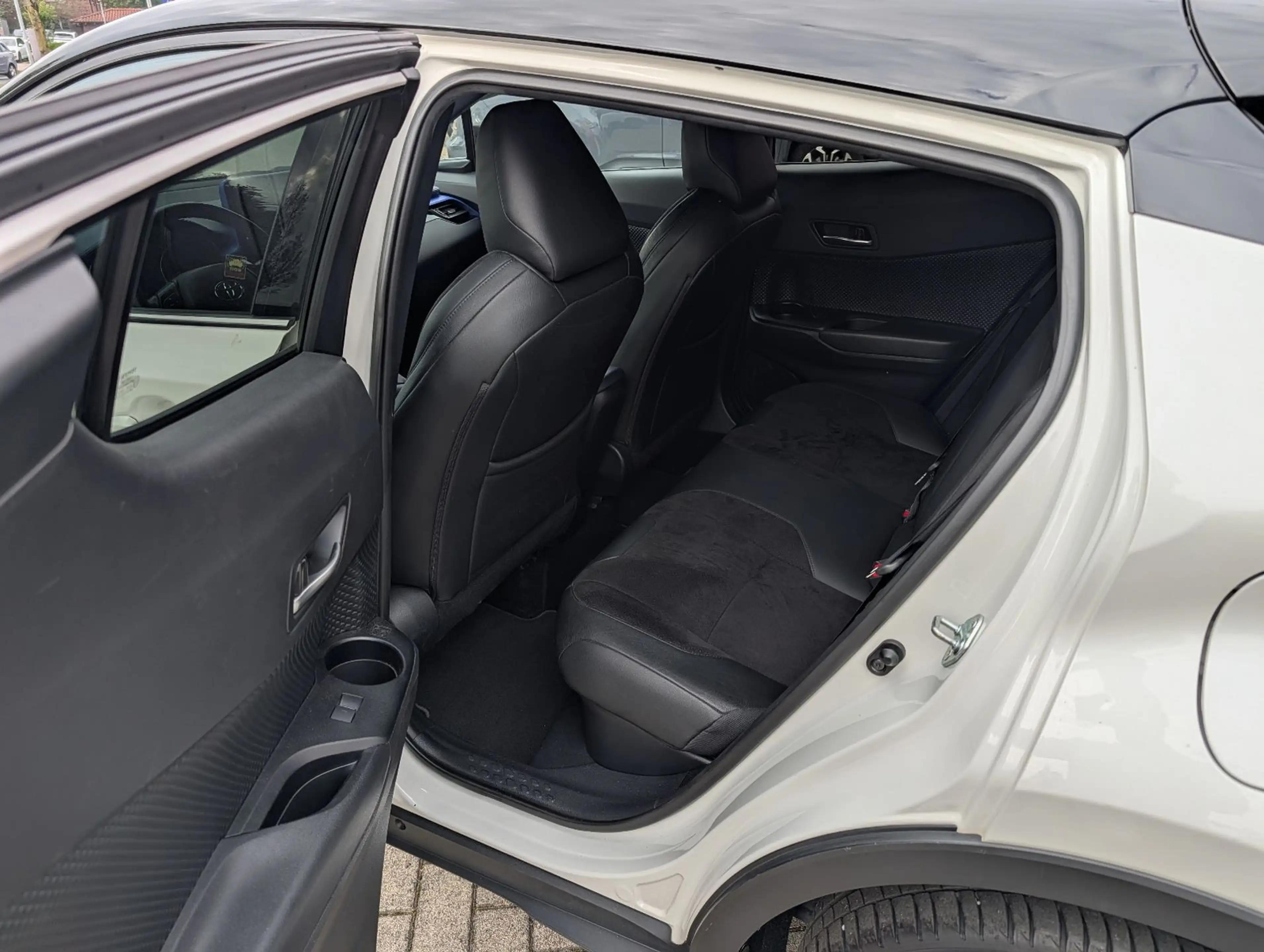 Toyota C-HR 2.0-l-VVTi Hybrid Style Selection *JBL* — photo 14