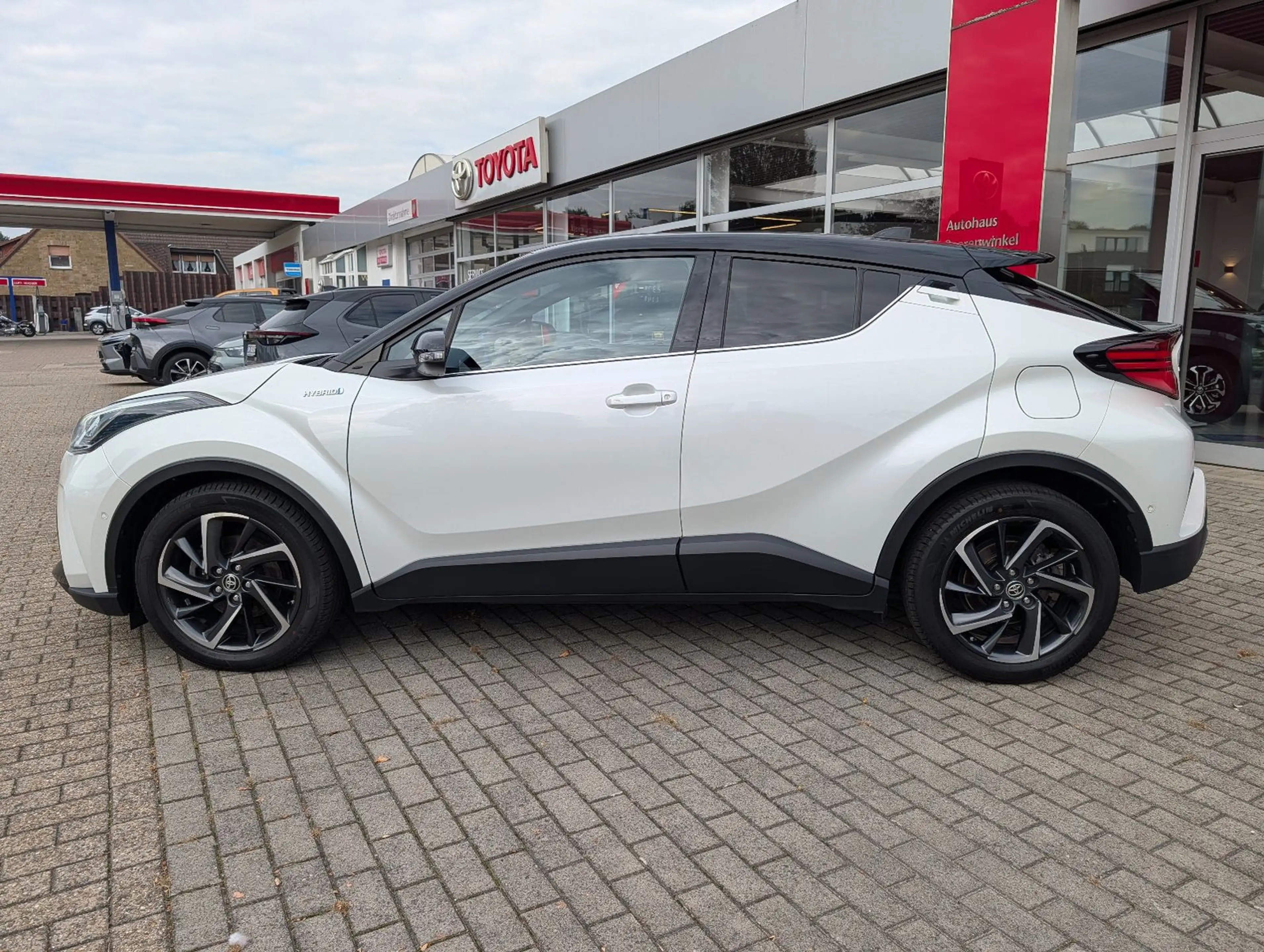 Toyota C-HR 2.0-l-VVTi Hybrid Style Selection *JBL* — photo 2