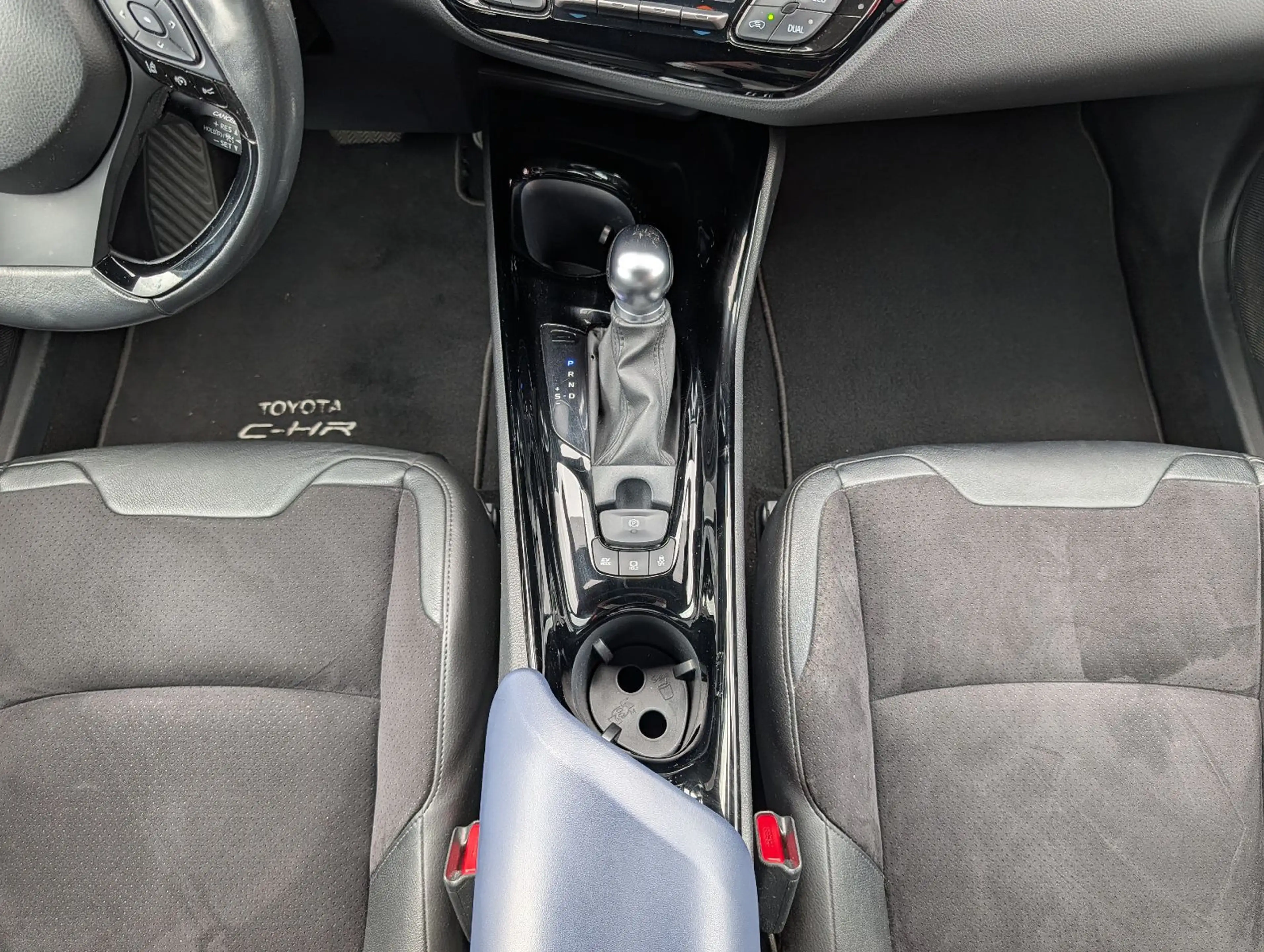 Toyota C-HR 2.0-l-VVTi Hybrid Style Selection *JBL* — photo 22