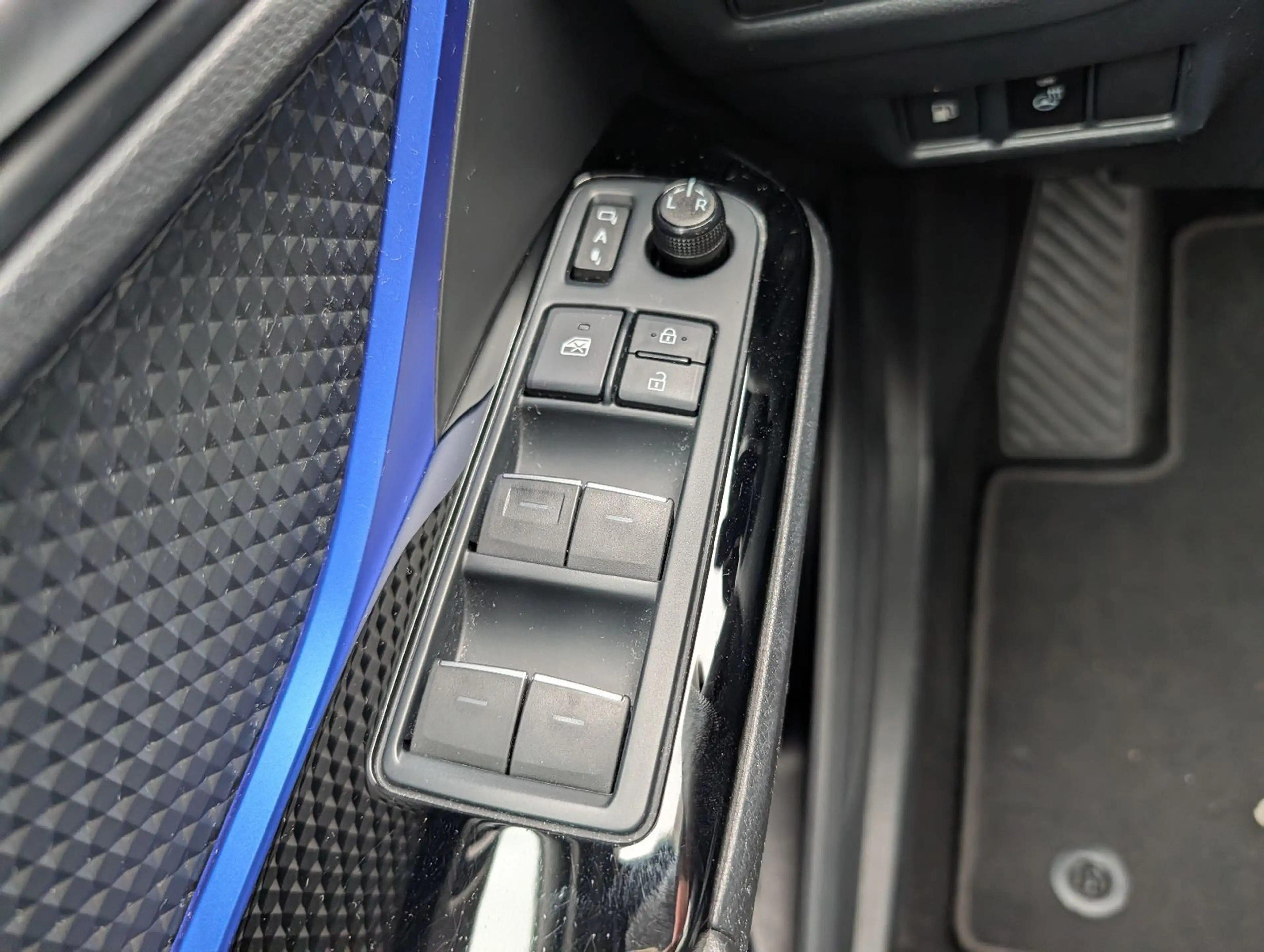 Toyota C-HR 2.0-l-VVTi Hybrid Style Selection *JBL* — photo 23