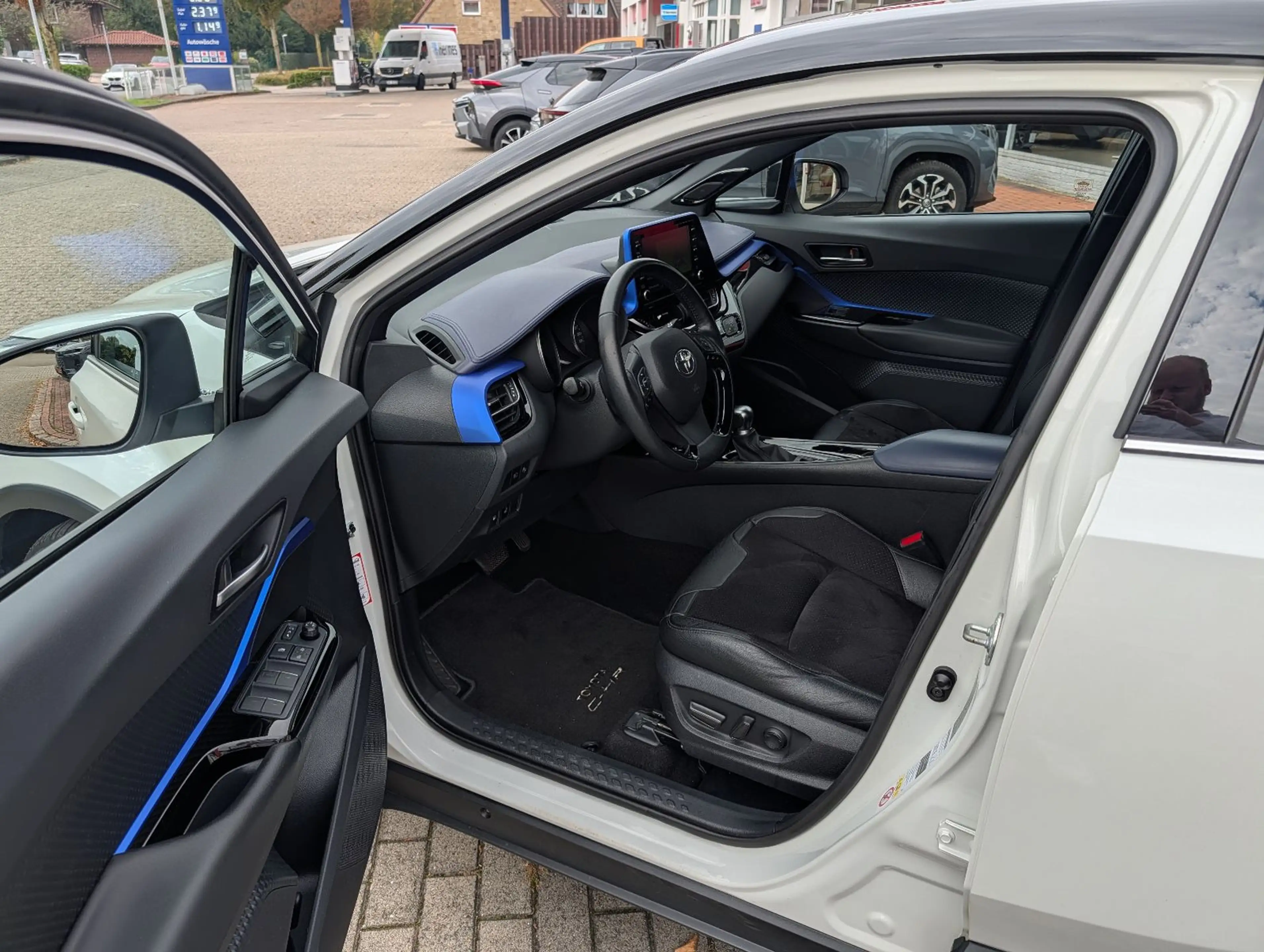 Toyota C-HR 2.0-l-VVTi Hybrid Style Selection *JBL* — photo 13