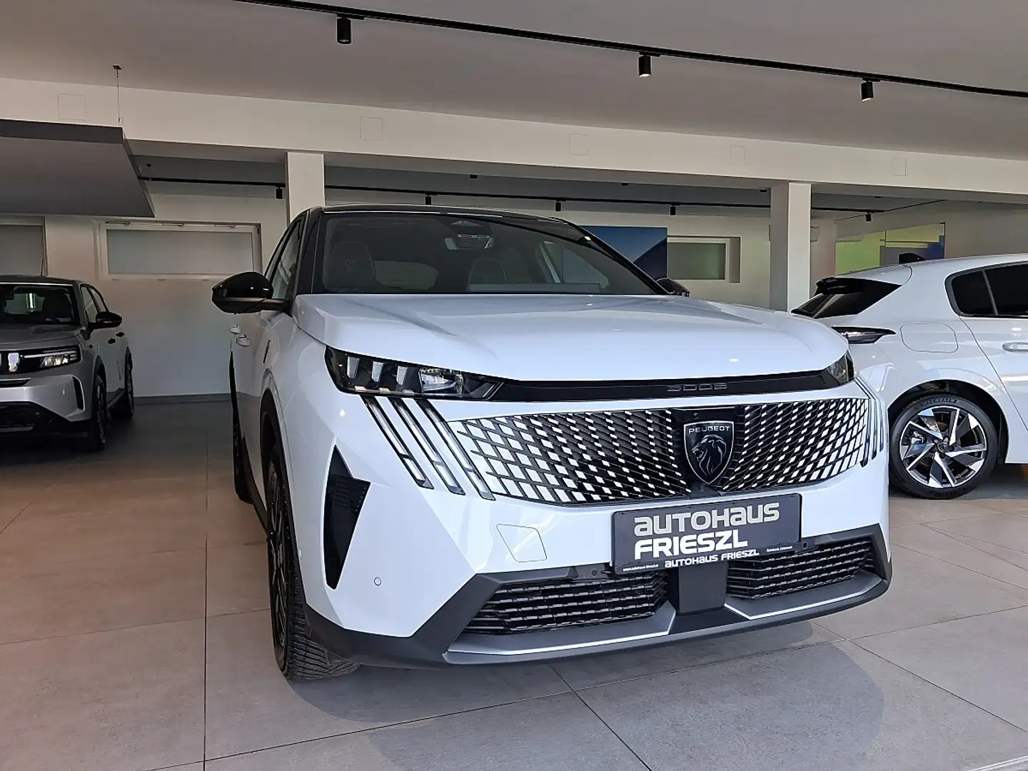 Peugeot 3008 1.2 Hybrid 145 GT Weiß - 1