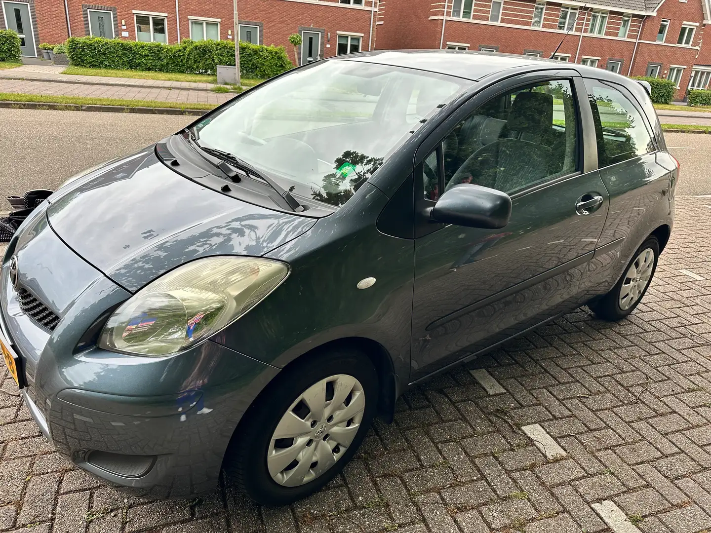 Toyota Yaris Yaris 1.3 VVTi Aspiration Grijs - 1
