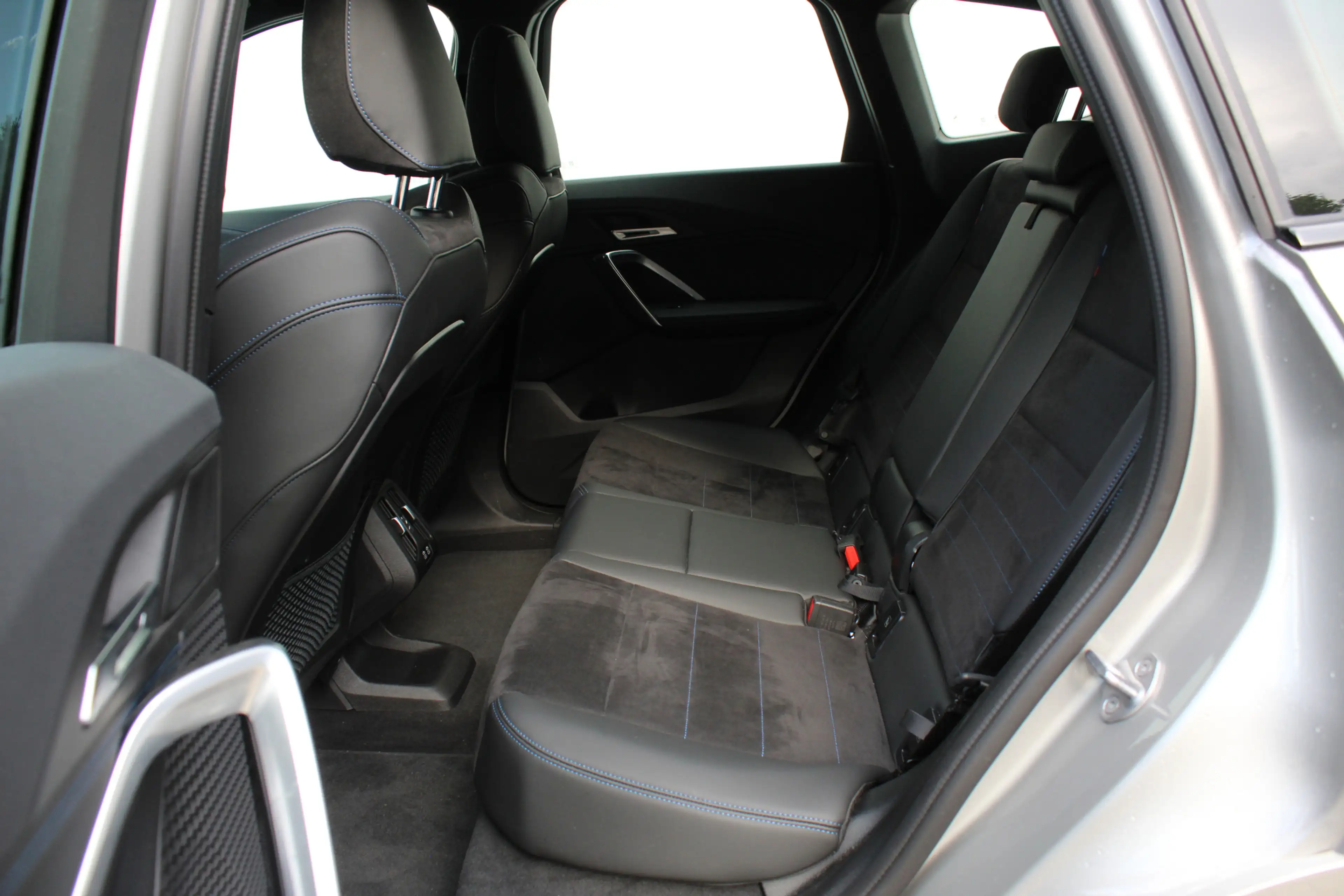 BMW iX1 xDrive30 M Sport / Sportstoelen / Comfort Access / — photo 12