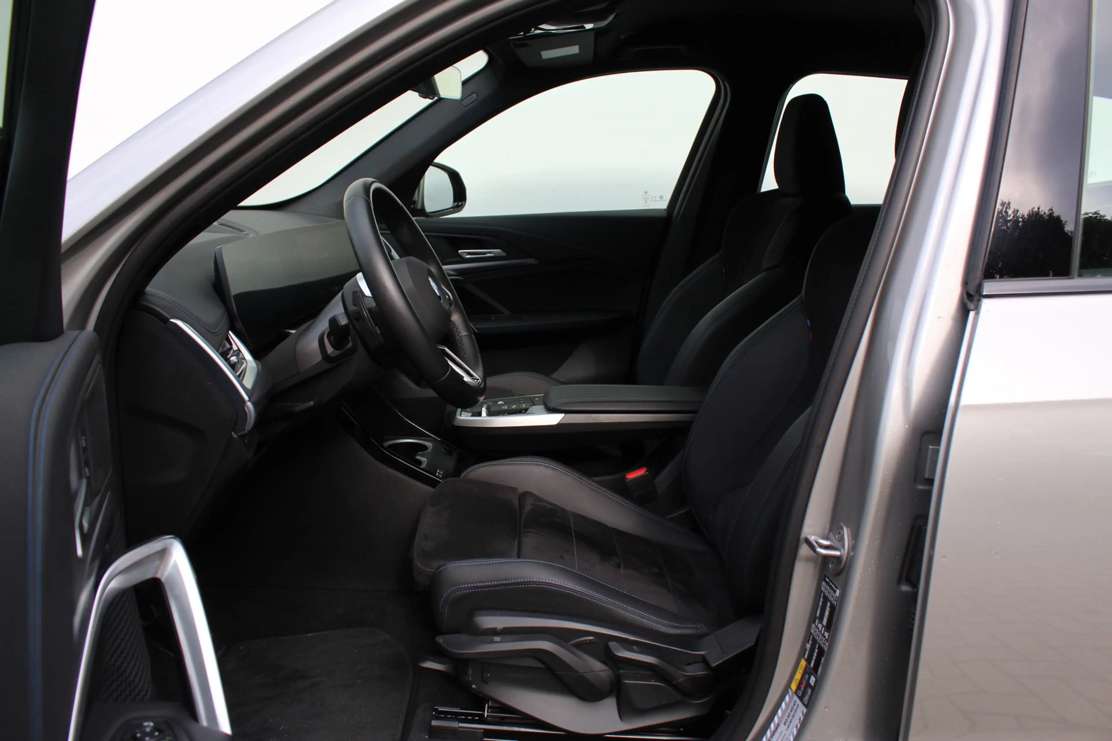 BMW iX1 xDrive30 M Sport / Sportstoelen / Comfort Access / — photo 11