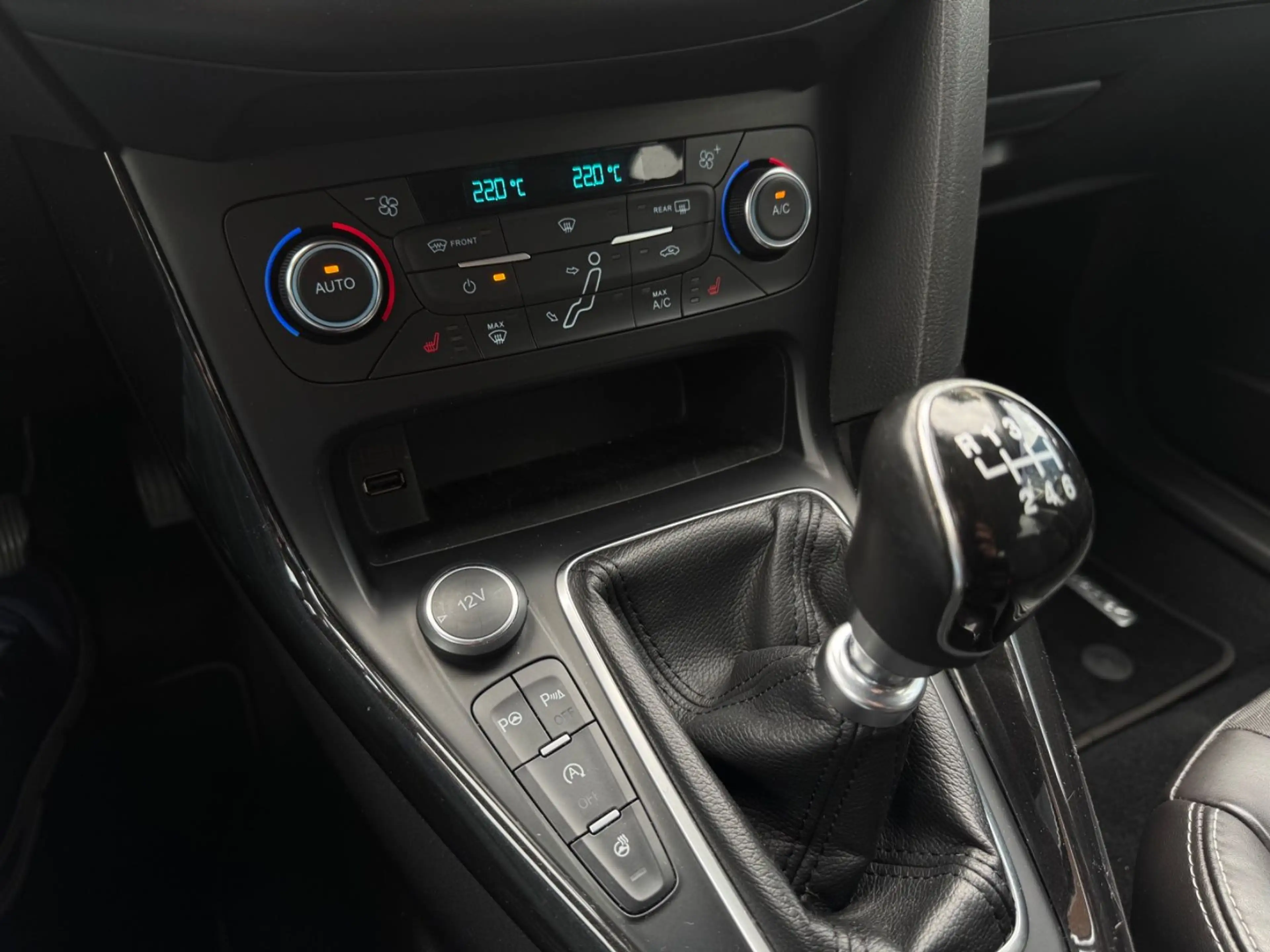 Ford Focus Turnier Titanium ST-Line — photo 14