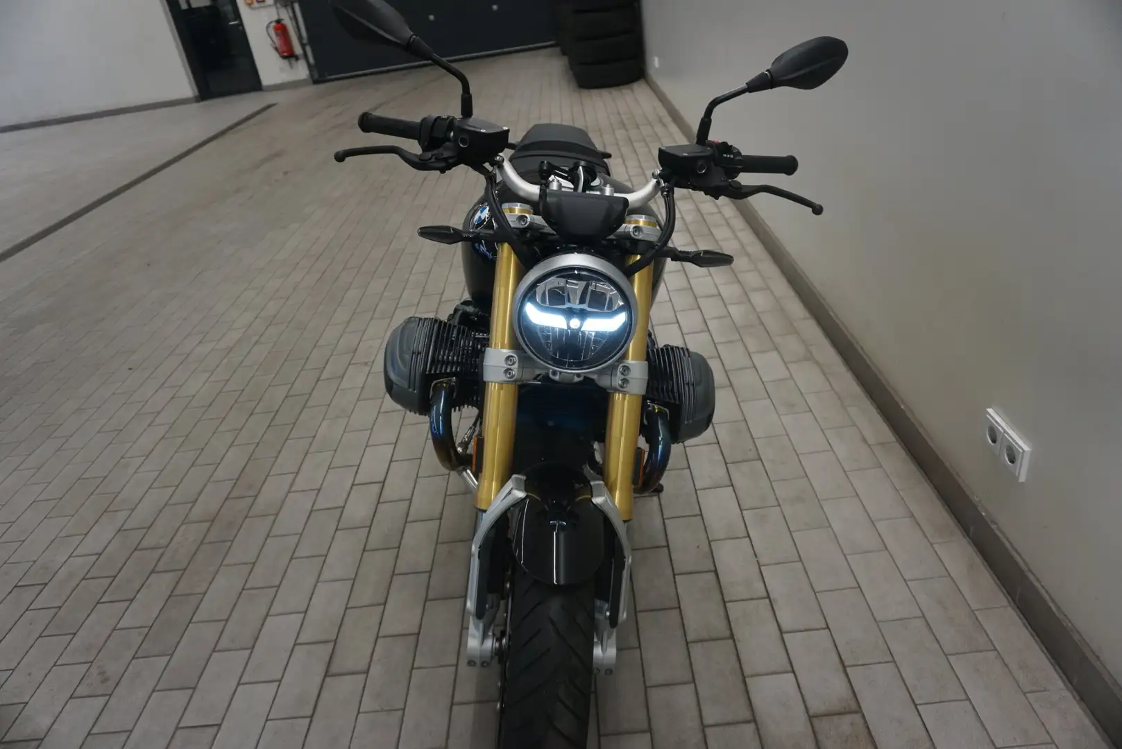BMW R 12 nineT Negro - 2