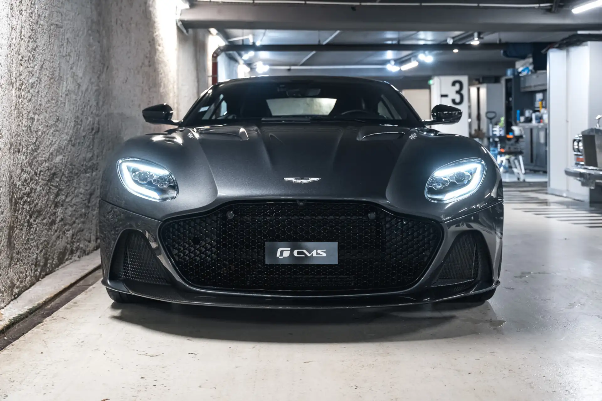 애스턴마틴 DBS Coupe 2018 건메탈 사진 2