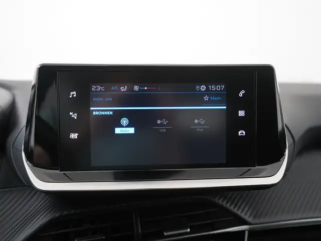 Peugeot 208 view 13