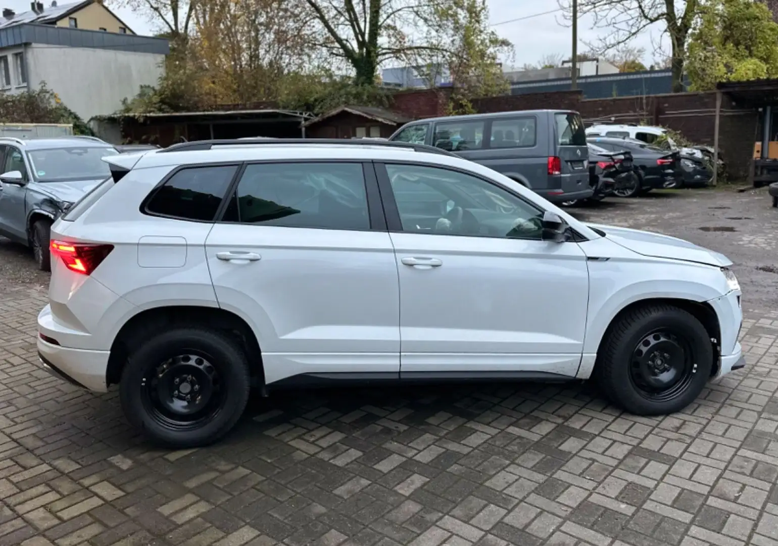 Skoda Karoq Sportline 1.5 TSI DSG Automatik Weiß - 2