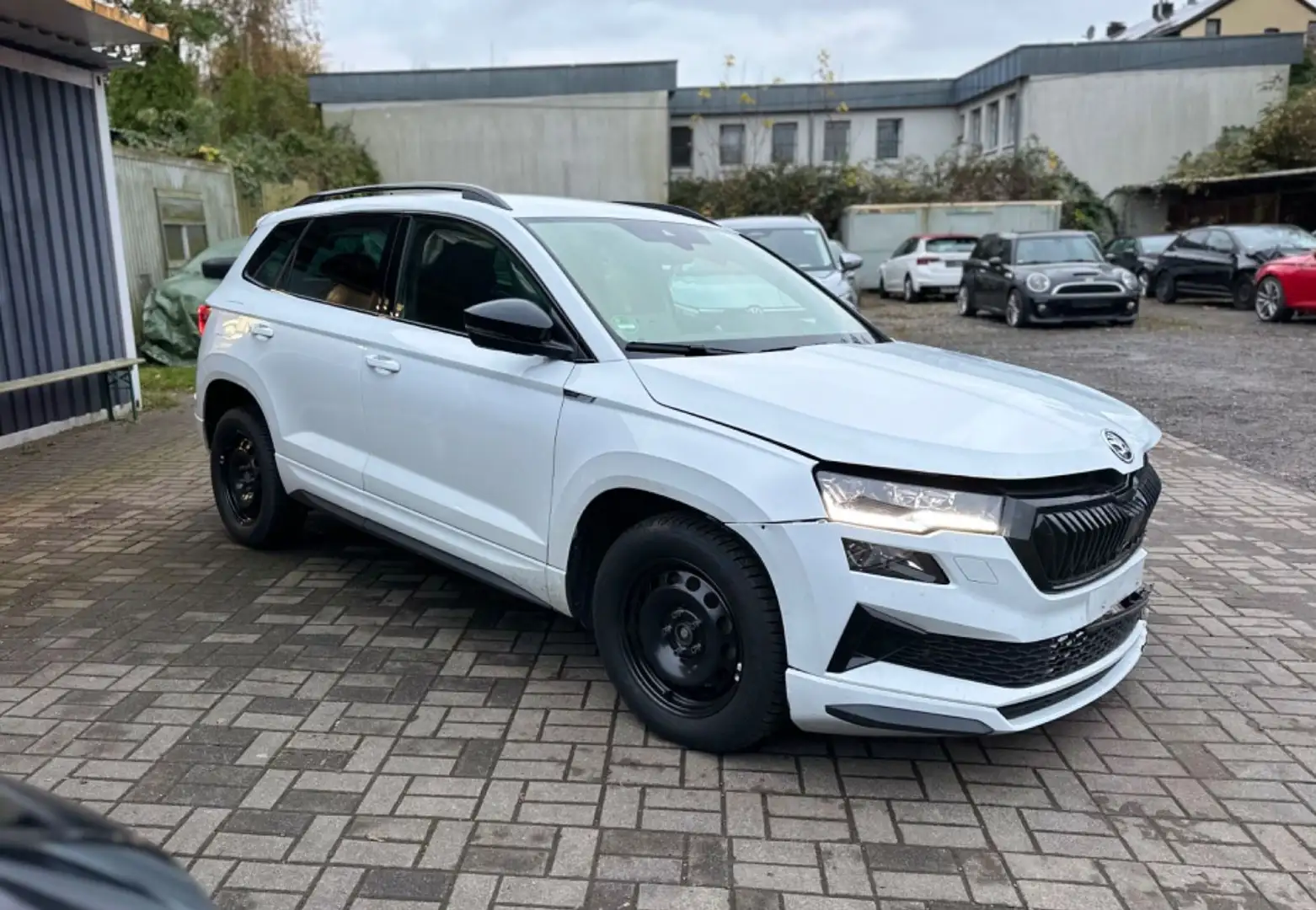 Skoda Karoq Sportline 1.5 TSI DSG Automatik Weiß - 1