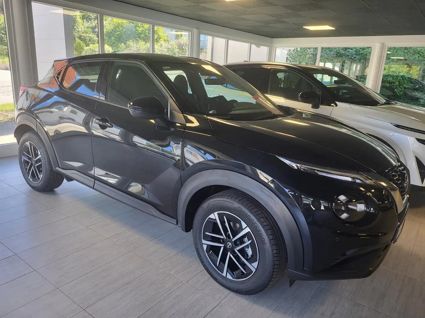 Nissan Juke 1.0 DIG-T DCT N-Connecta Schwarz - 1