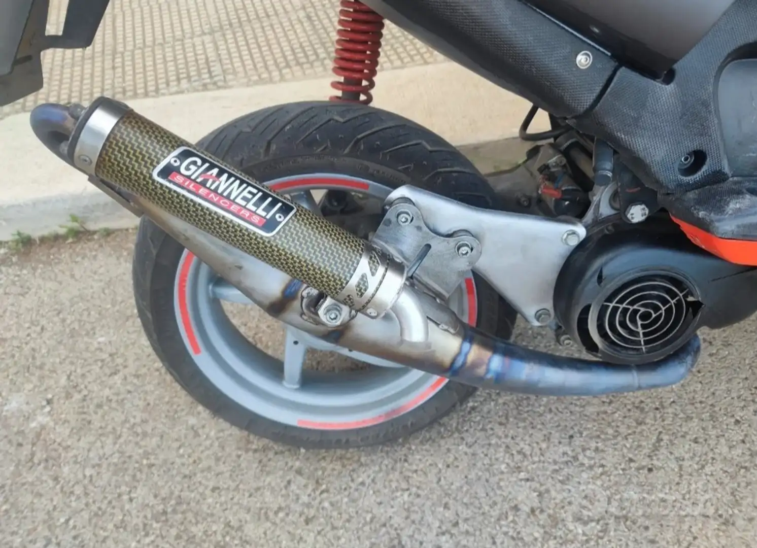 Aprilia SR 50 nero e grigio Zwart - 2