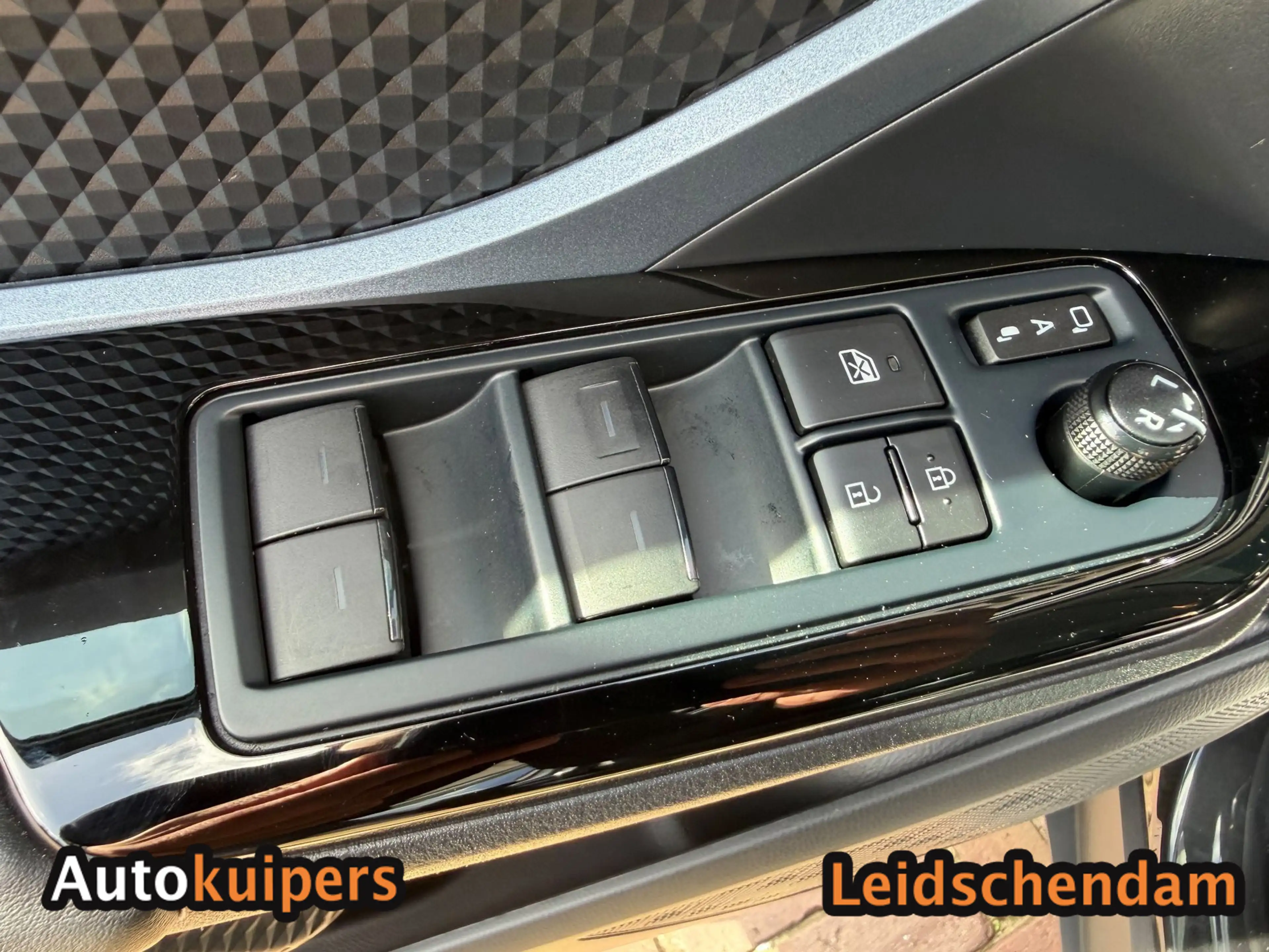 Toyota C-HR 2.0 Hybrid Dynamic - Incl. 12 maanden BOVAG - Rijk — photo 18