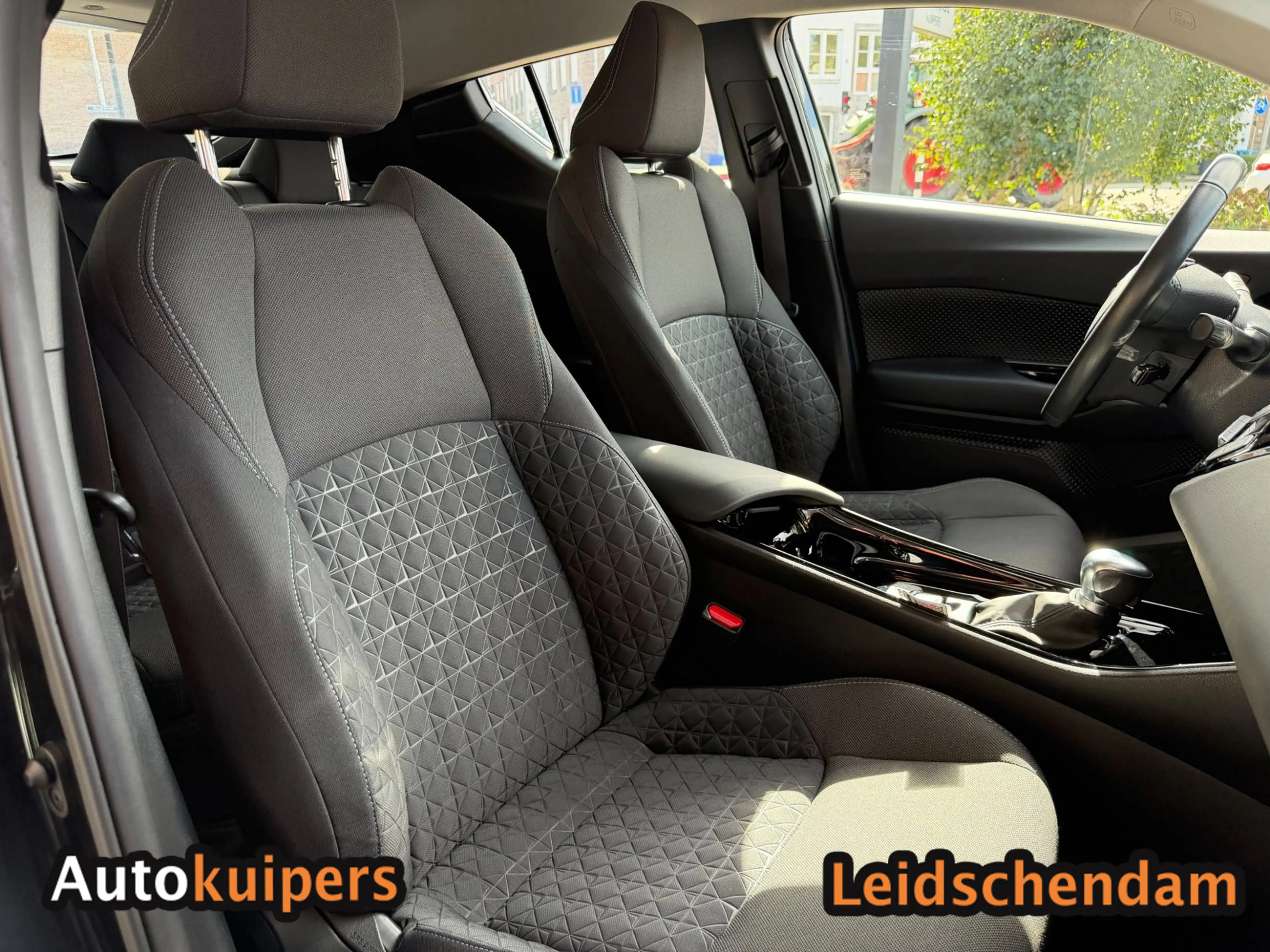 Toyota C-HR 2.0 Hybrid Dynamic - Incl. 12 maanden BOVAG - Rijk — photo 6