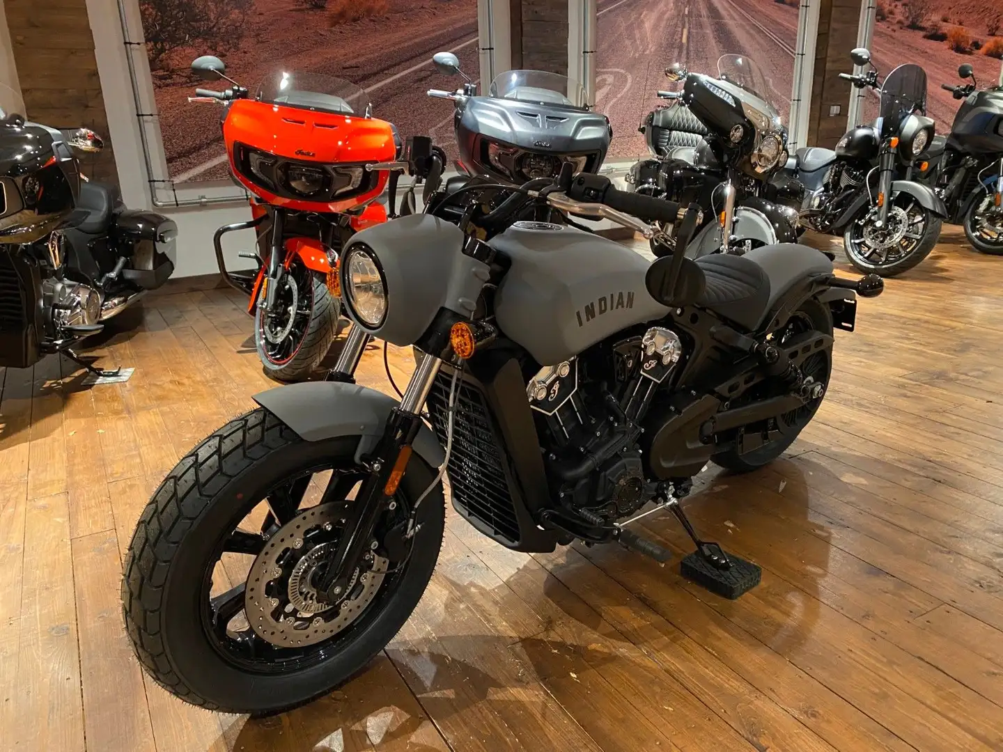 Indian Scout Bobber "Edition"+EUR  1.000/3,99 % Szary - 2