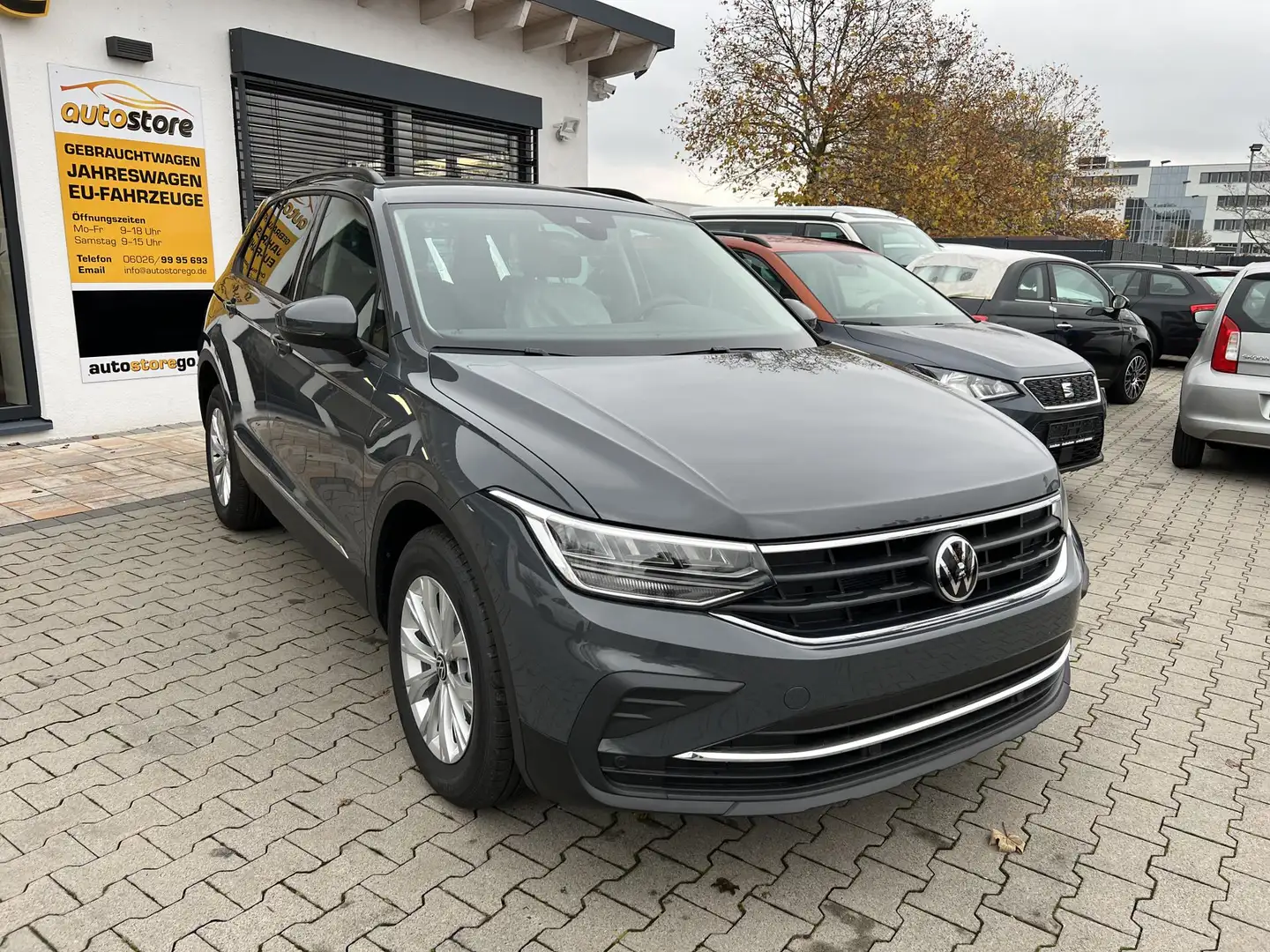 Volkswagen Tiguan Life eHybrid 180 kW (245 PS), Automatik, Fronta... Grau - 2