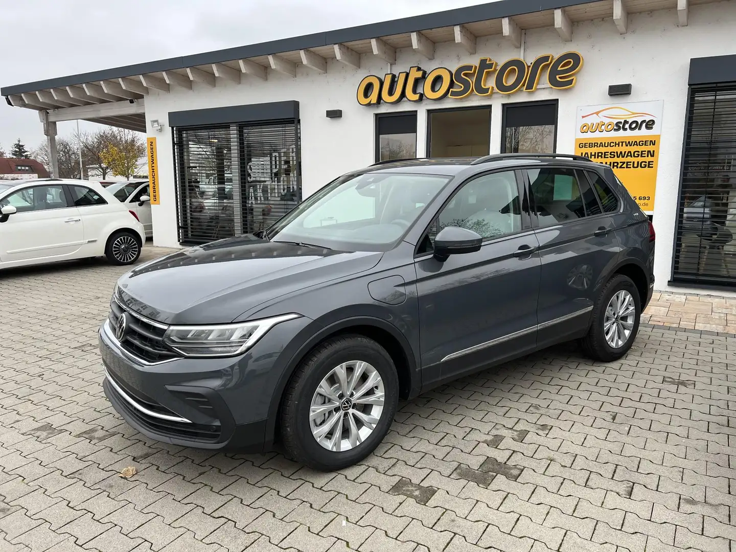 Volkswagen Tiguan Life eHybrid 180 kW (245 PS), Automatik, Fronta... Grau - 1