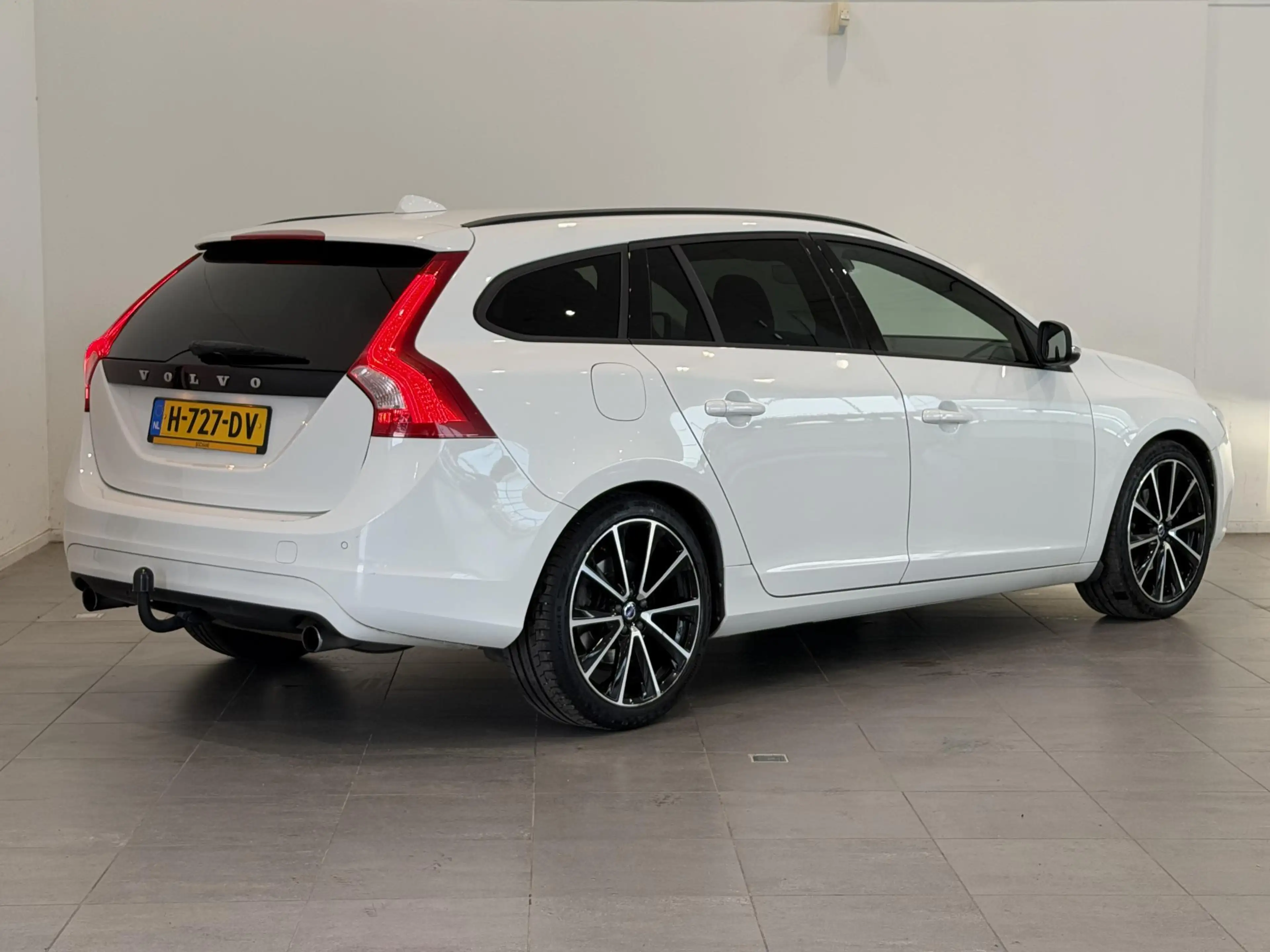 Volvo V60 1.5 T3 Summum | Trekhaak | Leder | Stoel- & Stuurv — photo 2