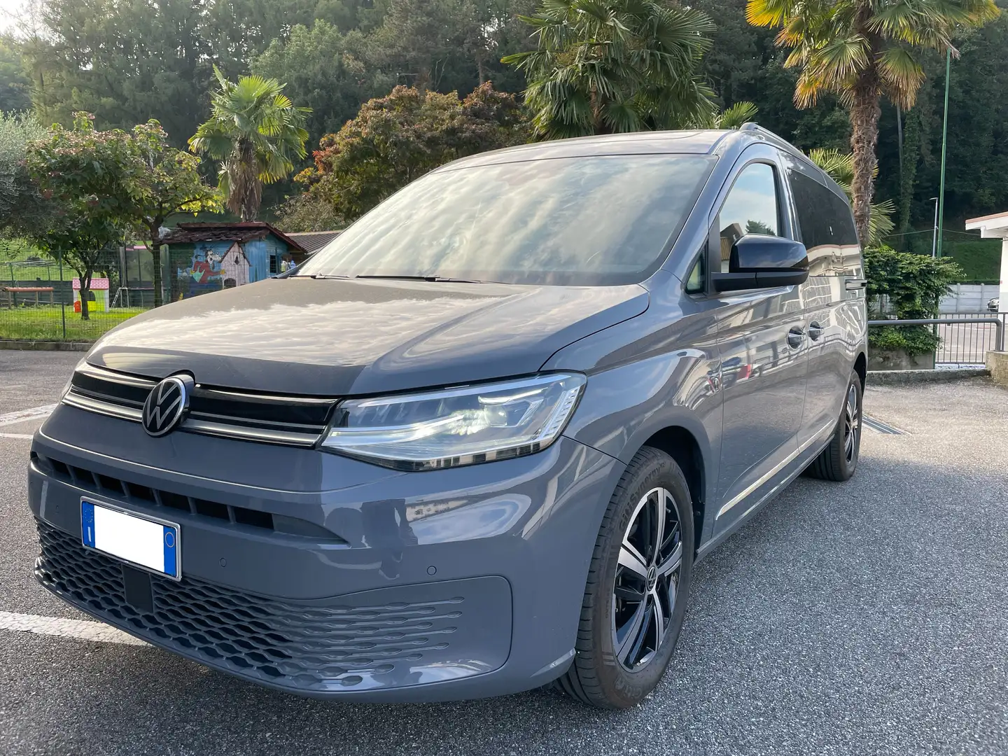 Volkswagen Caddy Maxi Style Focaccia 2.0 TDI 90 kW (122CV) ant. DSG Grigio - 1