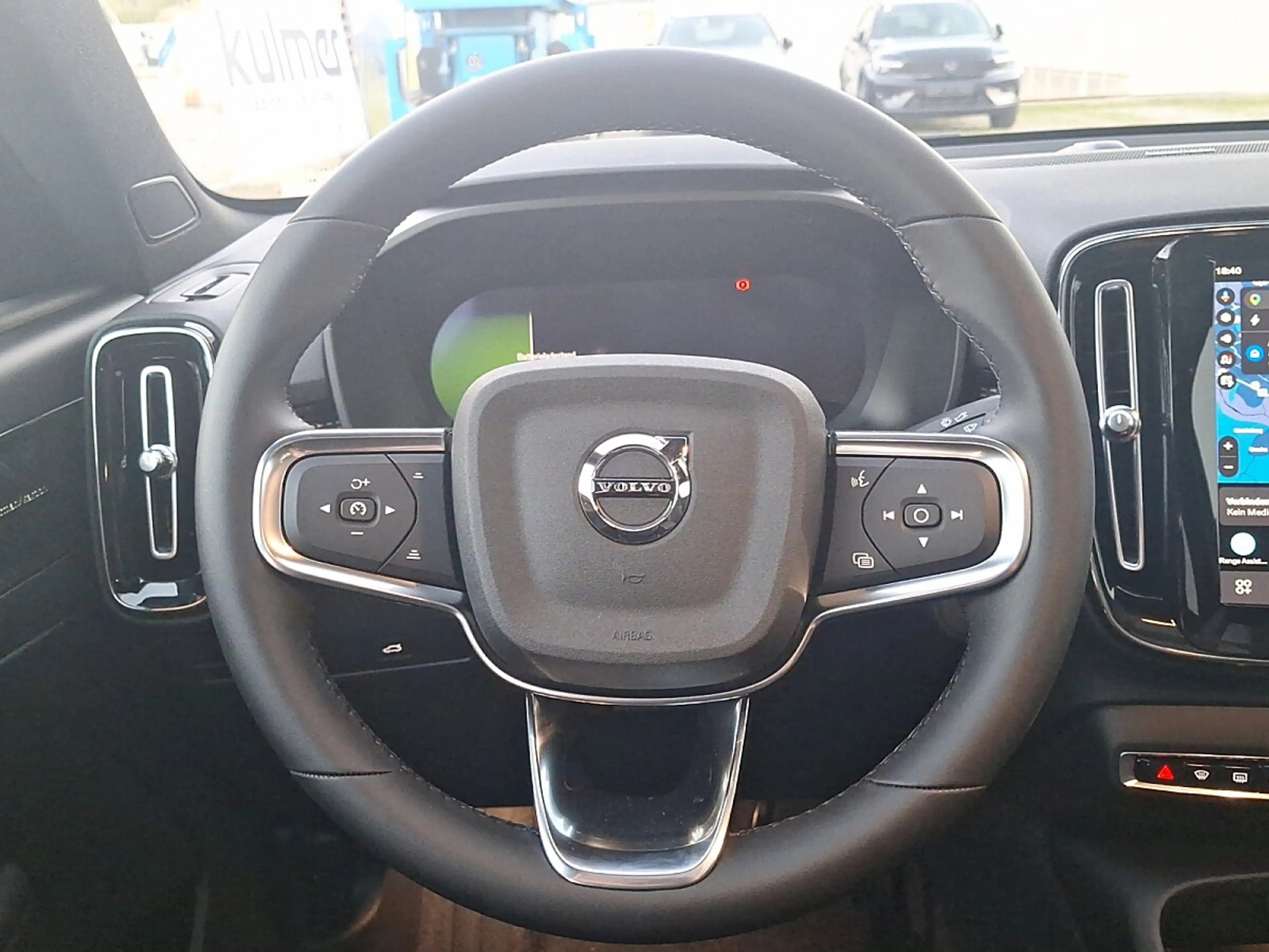 Volvo EC40 Twin Motor 82kWh Plus AWD — photo 9