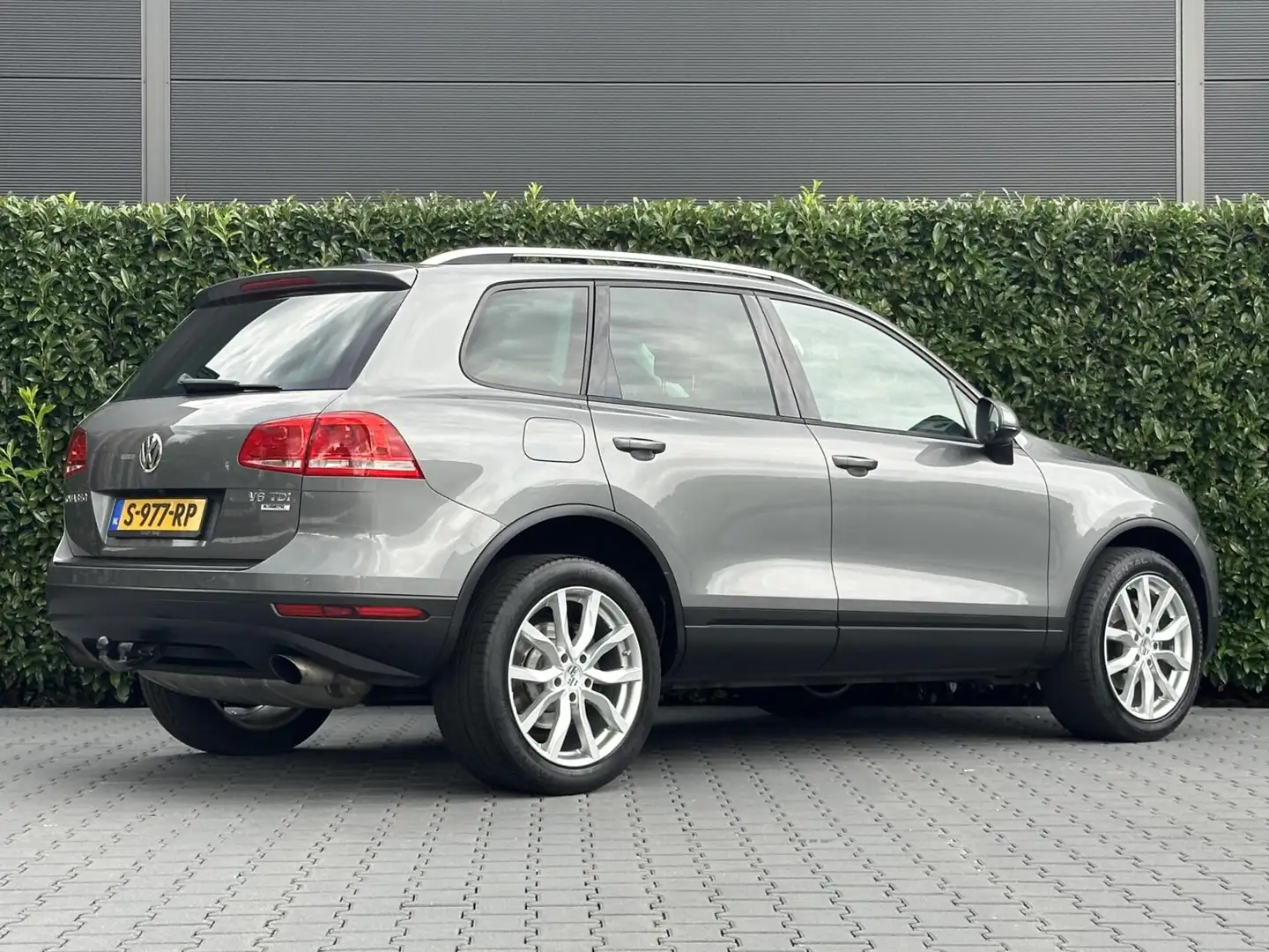 Volkswagen Touareg 3.0 TDI EURO 6, LEDER, CRUISE, NAVI, CAMERA, ECC-A Grijs - 2