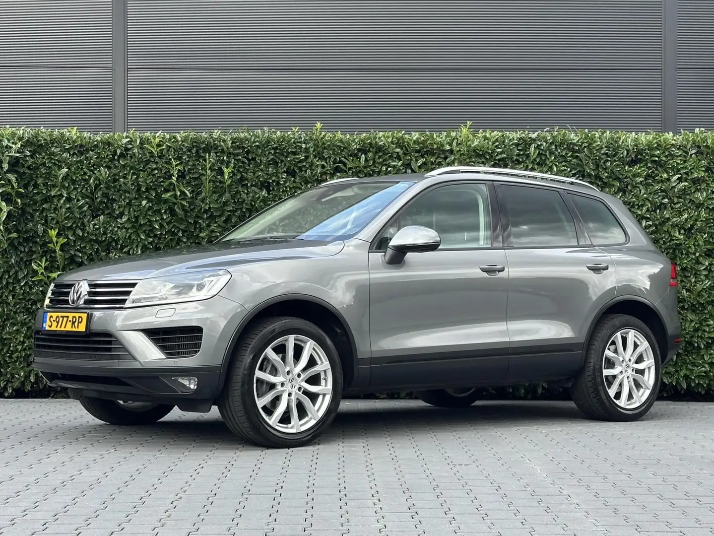 Volkswagen Touareg 3.0 TDI EURO 6, LEDER, CRUISE, NAVI, CAMERA, ECC-A Grijs - 1
