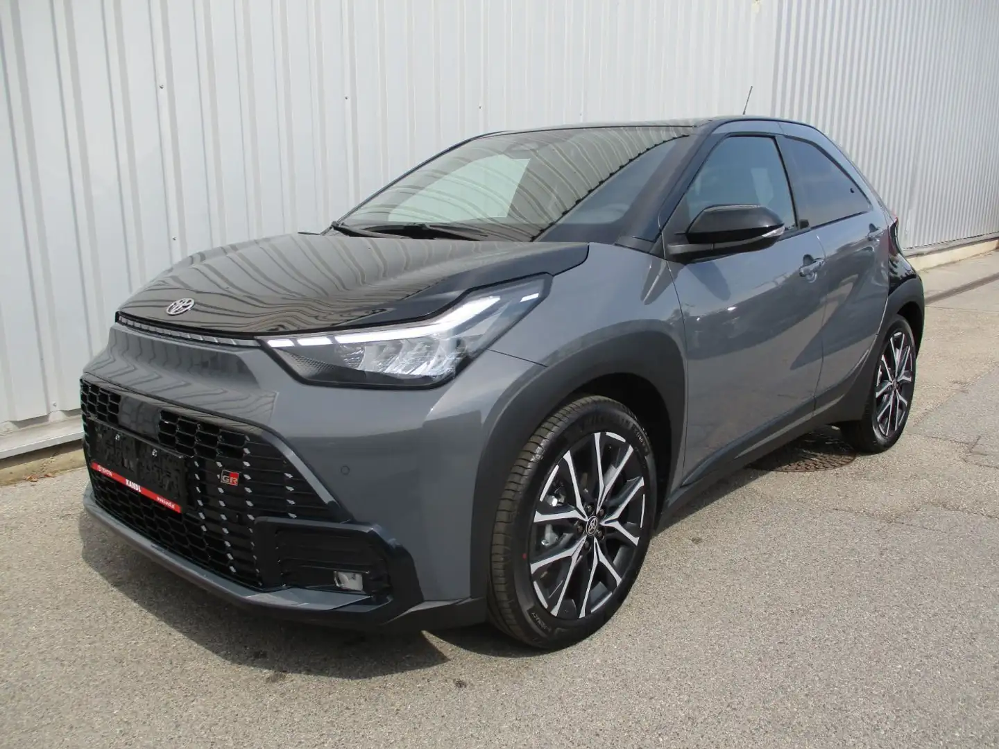 Toyota Aygo X 1,5 HSD GR SPORT Grau - 2