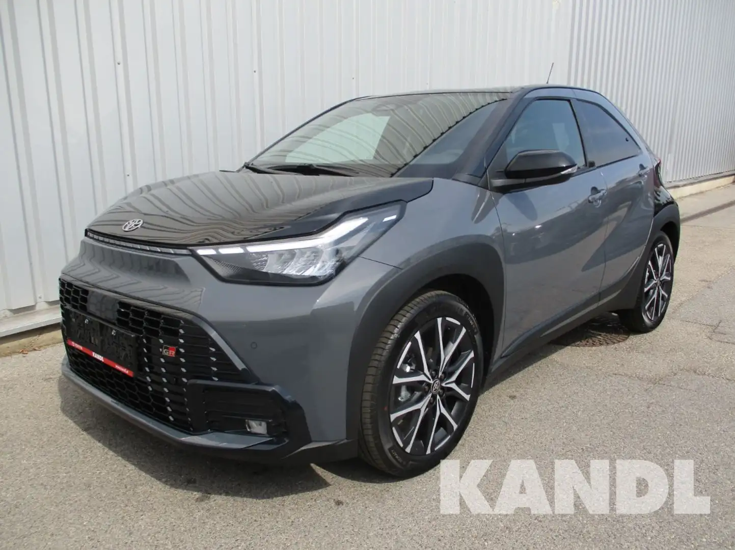 Toyota Aygo X 1,5 HSD GR SPORT Grau - 1