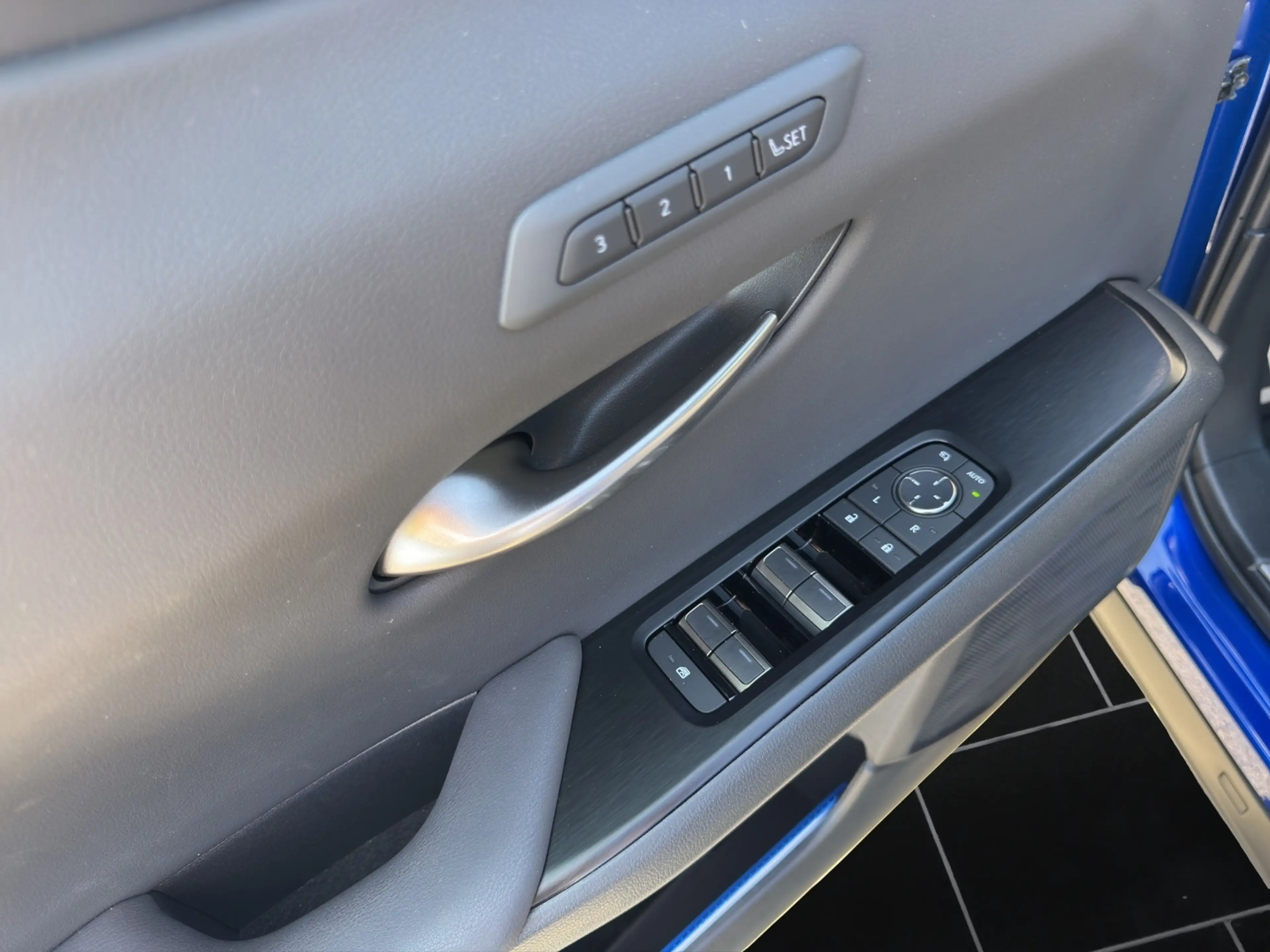 Lexus UX 250h 300h F Sport — photo 12