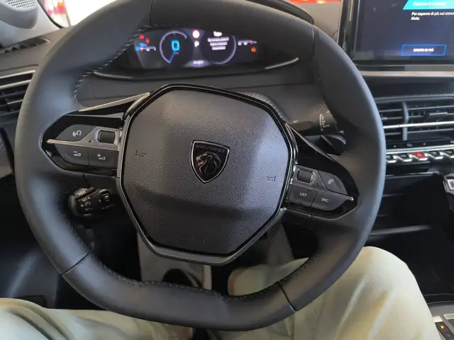Peugeot 208 view 14