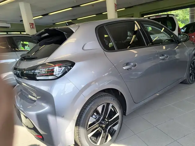 Peugeot 208 view 9
