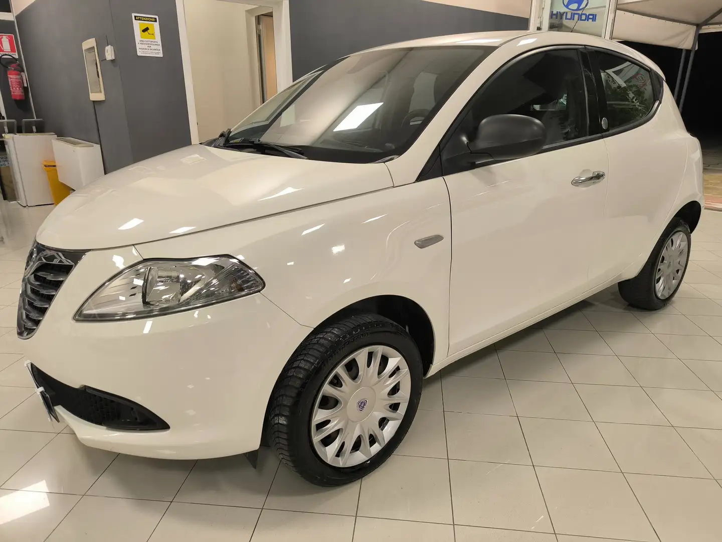 Lancia Ypsilon Ypsilon 0.9 t.air Ecochic metano 80cv Weiß - 1