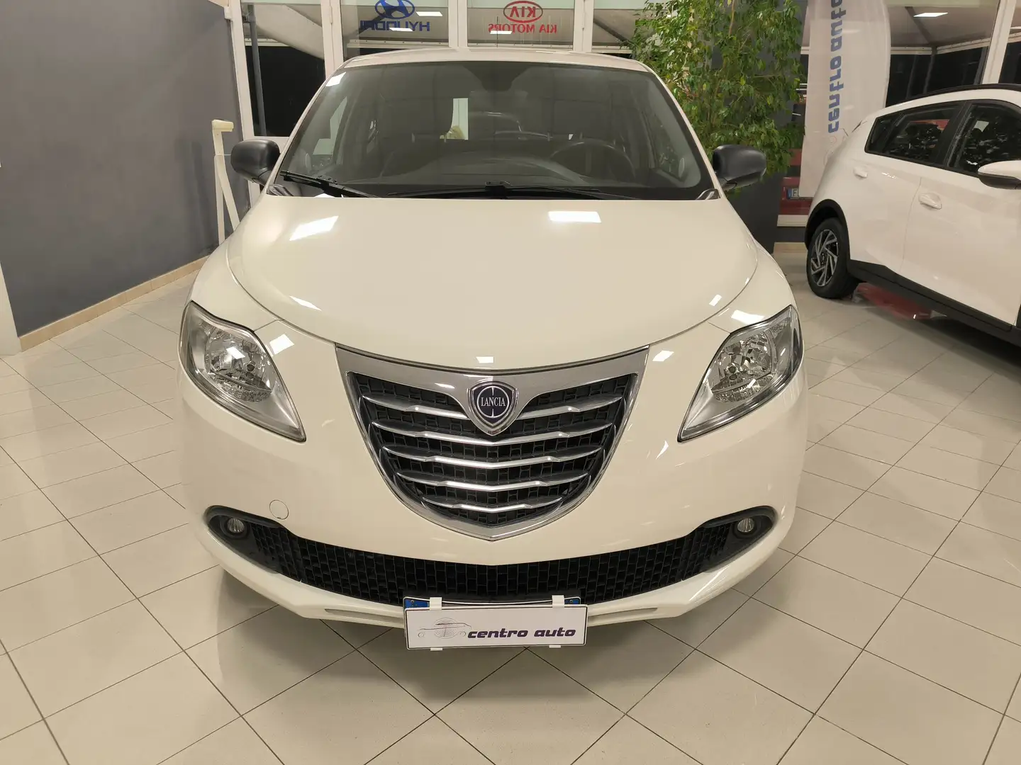 Lancia Ypsilon Ypsilon 0.9 t.air Ecochic metano 80cv Weiß - 2