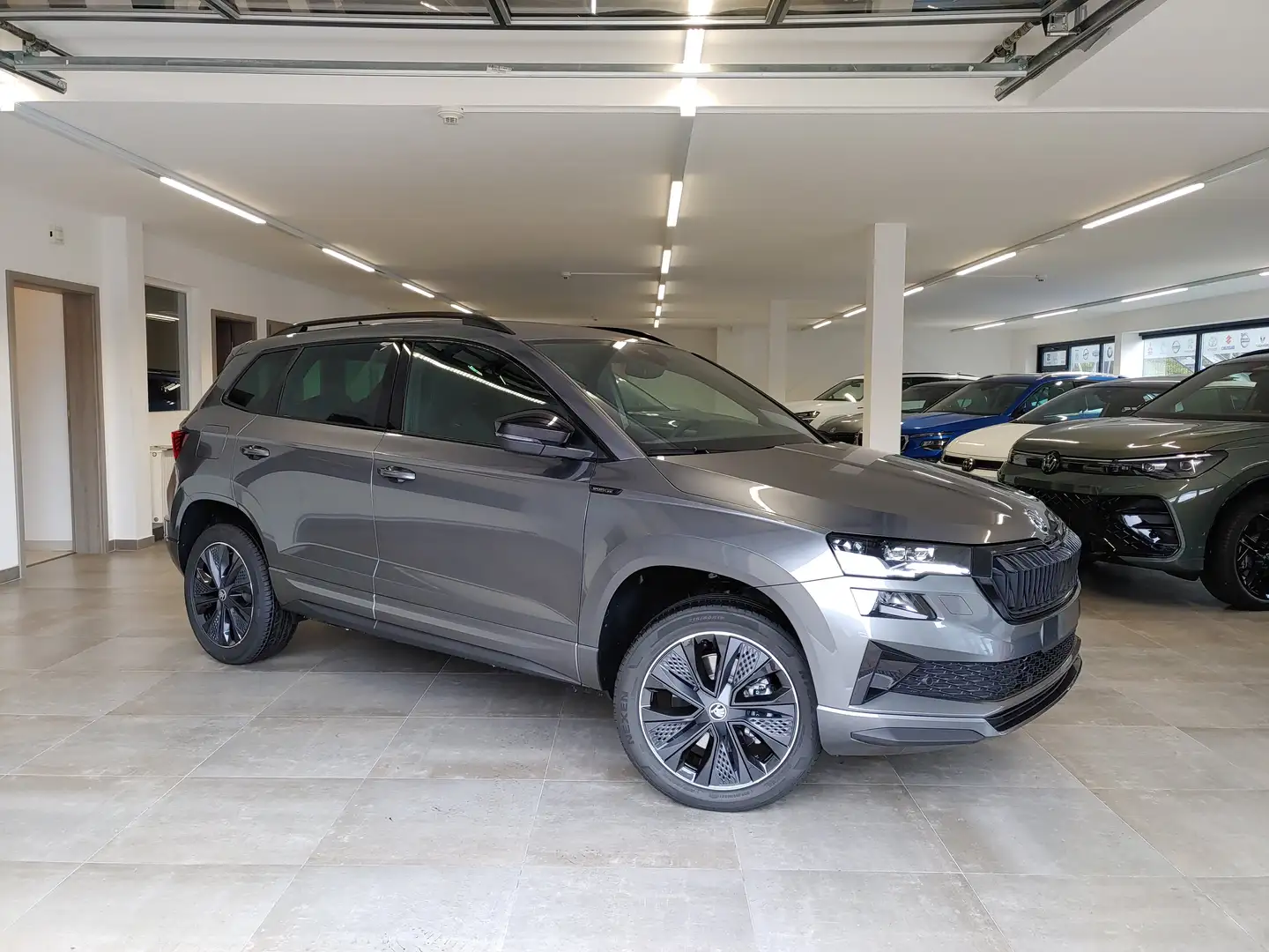 Skoda Karoq 1.5 TSI DSG Sportline AHK/Navi/EasyOpen/ACC/Kamera Grau - 1