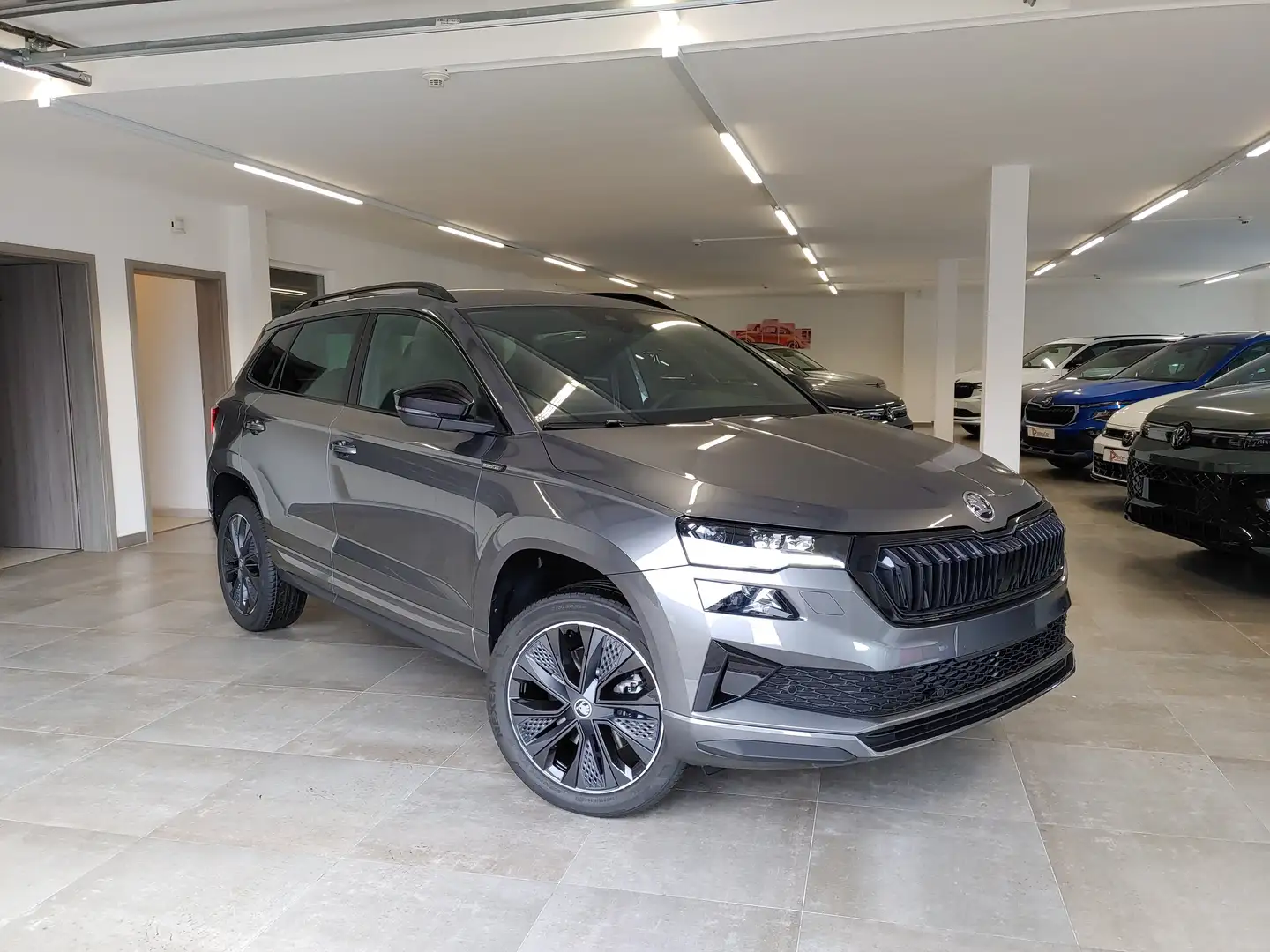 Skoda Karoq 1.5 TSI DSG Sportline AHK/Navi/EasyOpen/ACC/Kamera Grau - 2