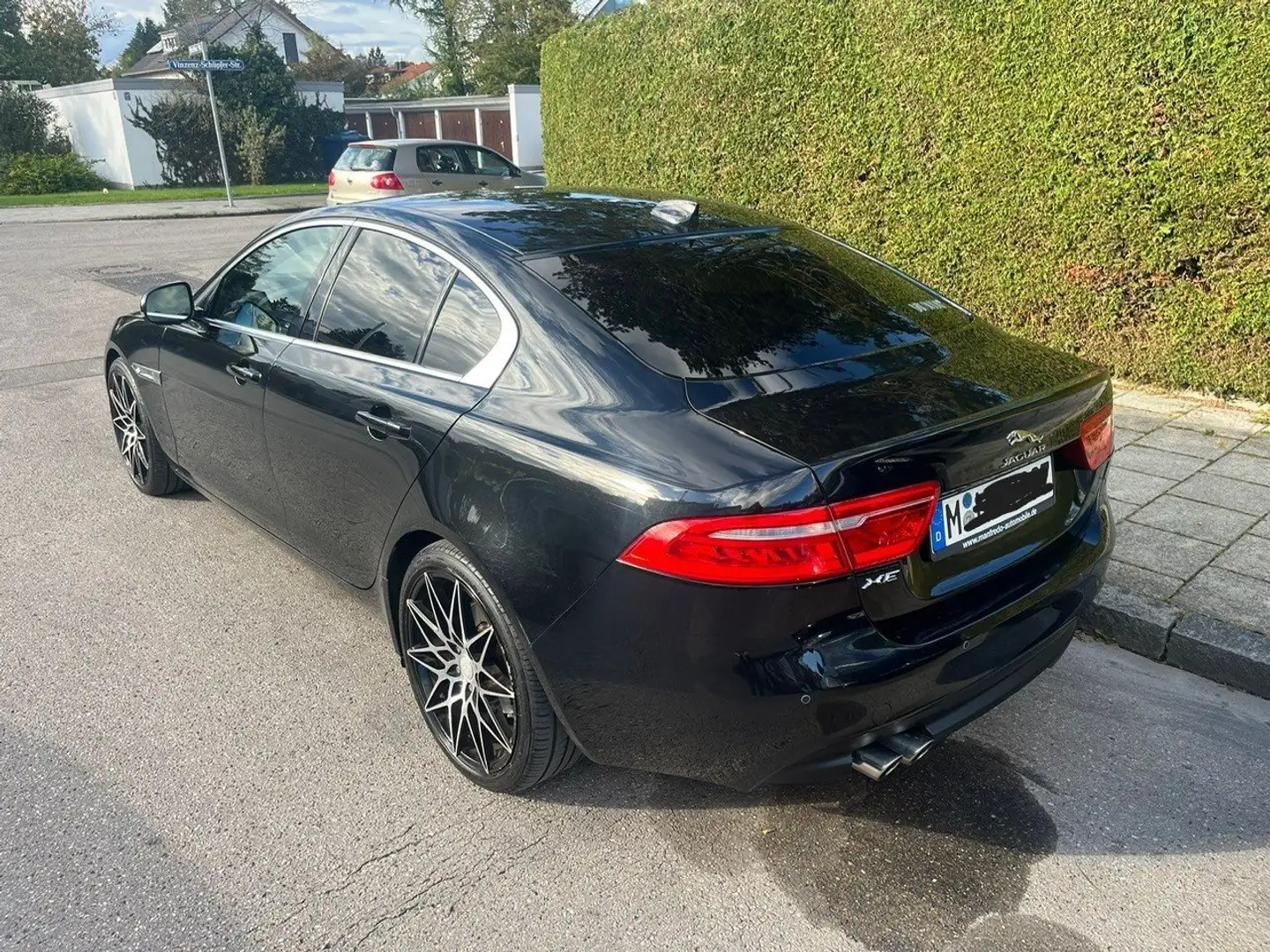 Jaguar XE XE 20d AWD Aut. Portfolio Schwarz - 2