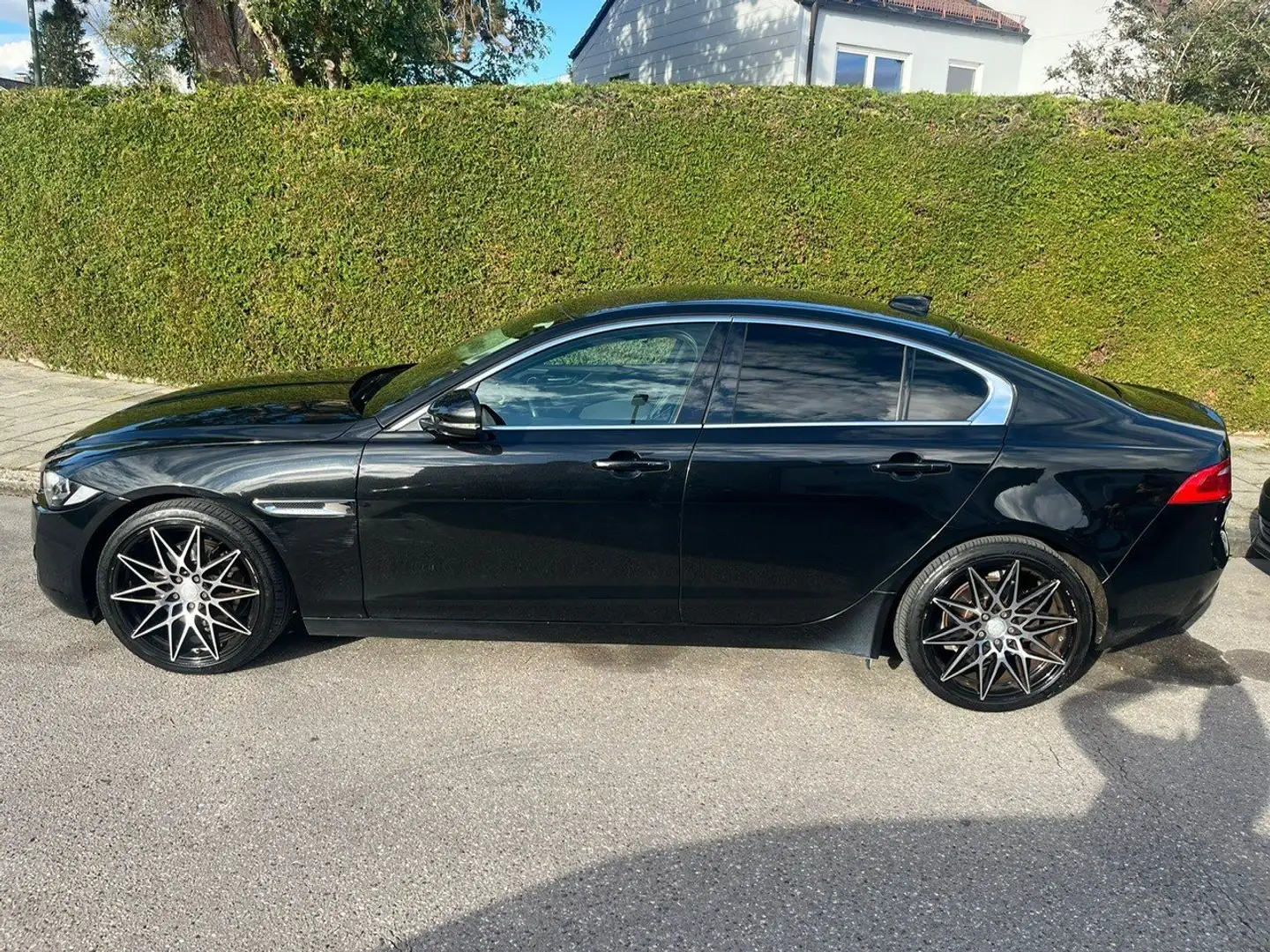 Jaguar XE XE 20d AWD Aut. Portfolio Schwarz - 1