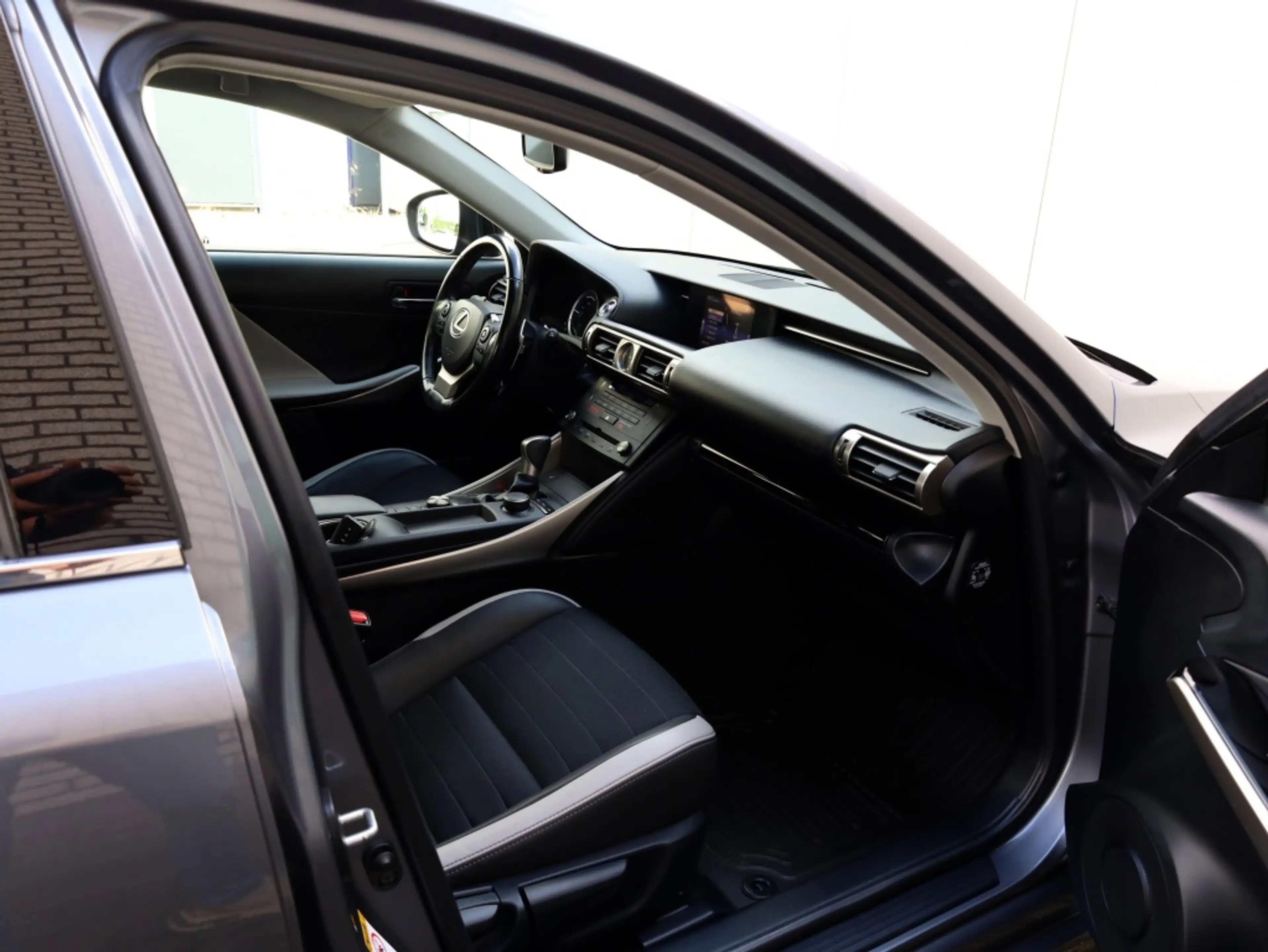 Lexus IS 300 300h Sport Edition | Stoelverwarming | Parkeersens — photo 12