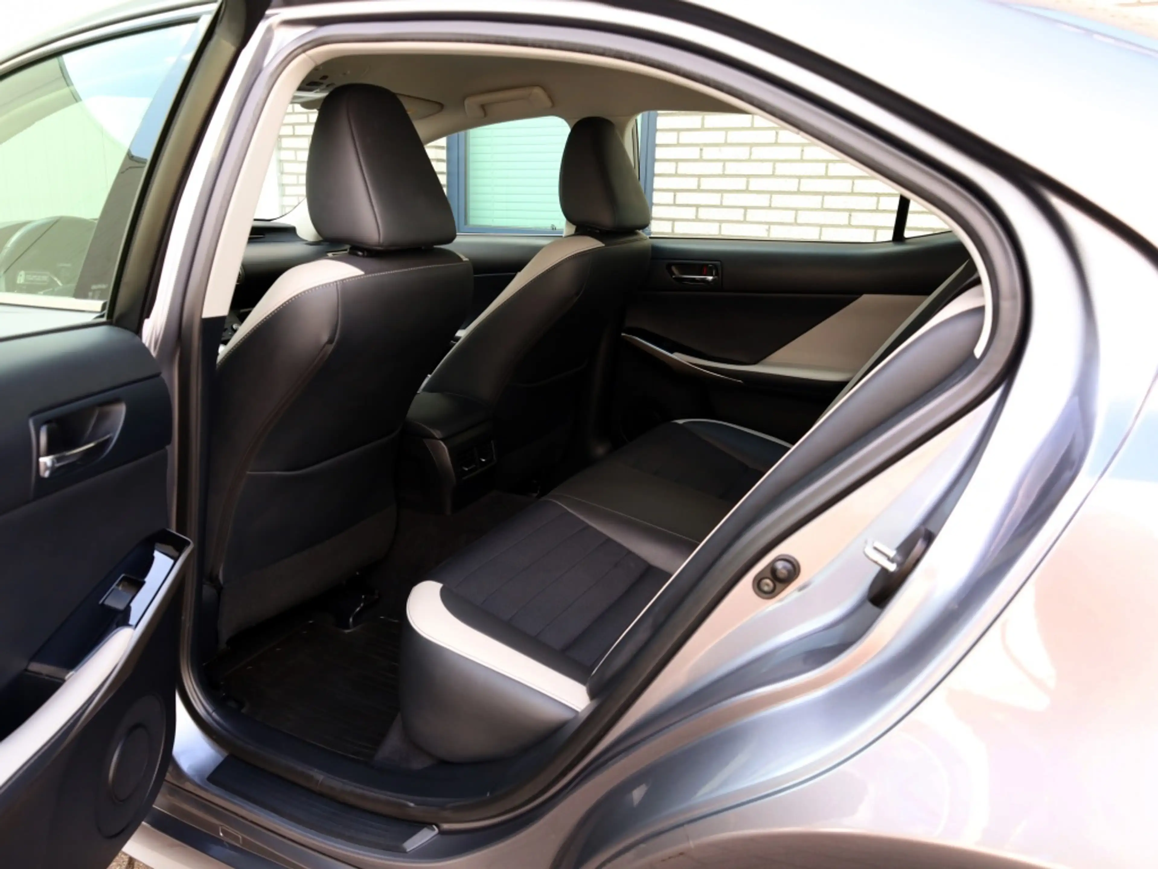 Lexus IS 300 300h Sport Edition | Stoelverwarming | Parkeersens — photo 14